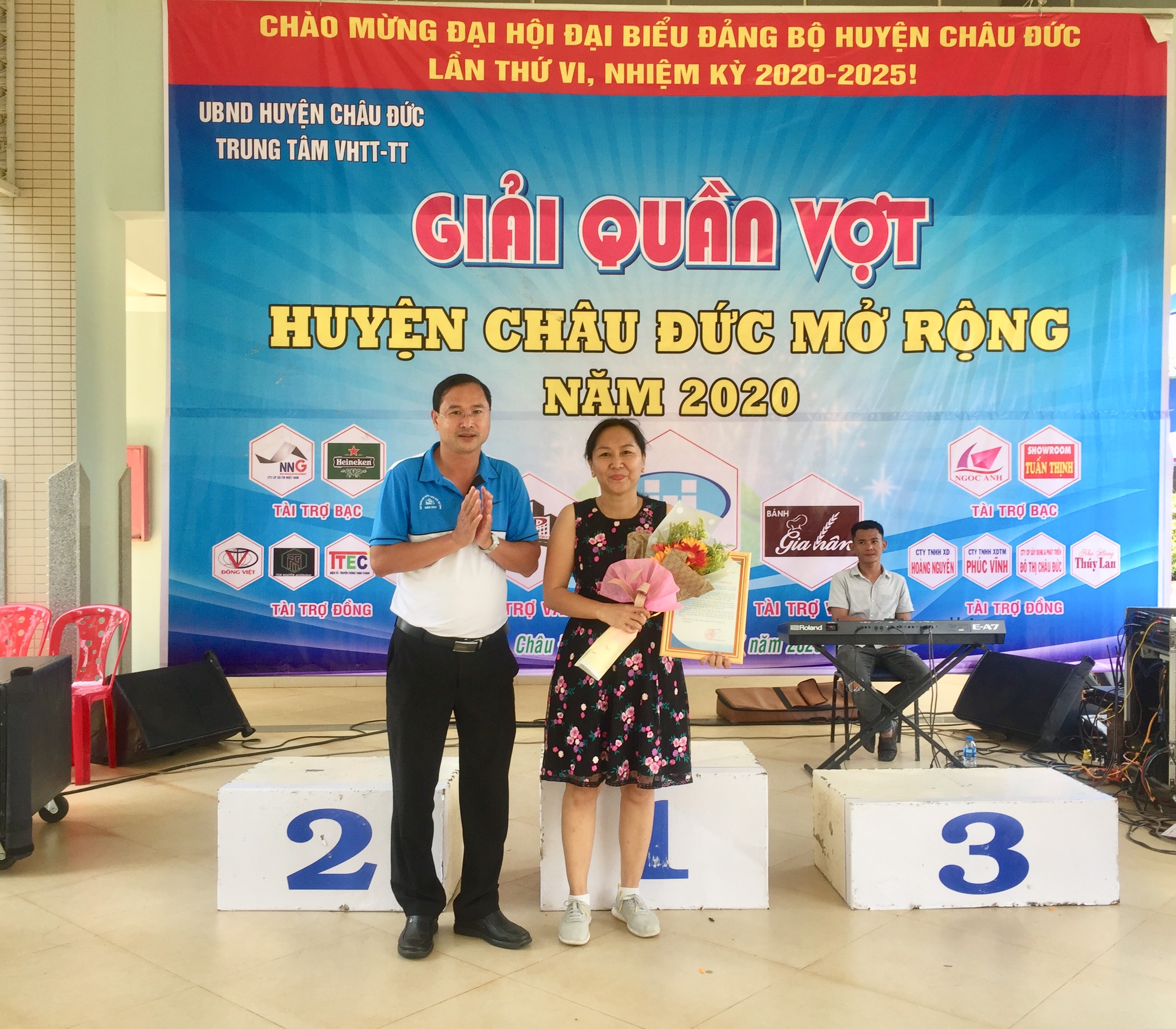 Ông Nguyễn Tấn Bản, Phó Bí thư Huyện uỷ - Phó Chủ tịch UBND huyện trao hoa và thư cảm ơn cho bà Nguyễn Thị Kim Châu, Chủ tịch HĐQT Công ty đầu tư XD Hồng Lam, Nhà tài trợ chính của giải