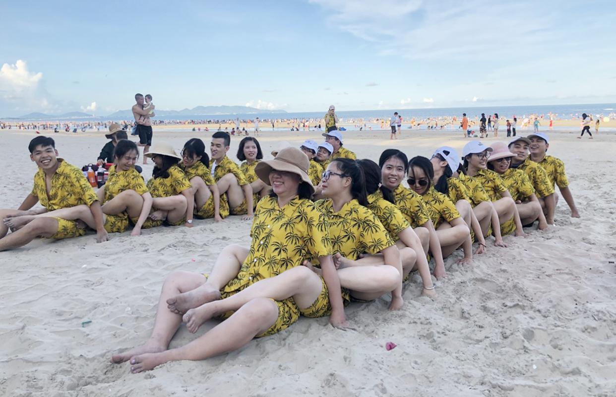 Một nhóm cán bộ-nhân viên Bệnh viện Đại học Y Dược TP.Hồ Chí Minh chơi trò “chèo thuyền trên cạn” tại KDL Biển Đông chiều 18/7. Ảnh: ĐĂNG KHOA