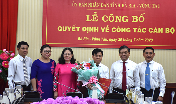 Bà Nguyễn Thị Yến, Phó Bí thư Thường trực Tỉnh ủy, Trưởng Đoàn ĐBQH tỉnh; ông Lê Tuấn Quốc, Phó Chủ tịch UBND tỉnh và ông Trần Văn Tuấn, Phó Chủ tịch UBND tỉnh trao quyết định và tặng hoa chúc mừng ông Phan Khắc Duy.