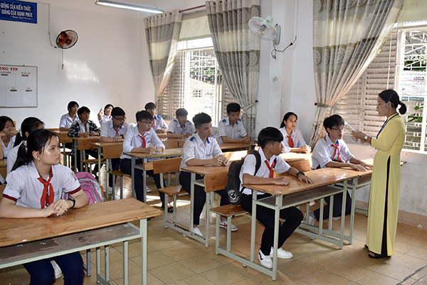 Cán bộ coi thi phổ biến quy chế thi cho TS tại điểm thi THPT Châu Thành, TP. Bà Rịa. Ảnh: PHI DŨNG 