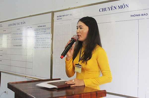 Cô Nguyễn Thị Huế, Trưởng điểm thi THPT Vũng Tàu (TP. Vũng Tàu) phổ biến các nội dung liên quan cho toàn thể điểm thi. Ảnh: KHÁNH CHI.