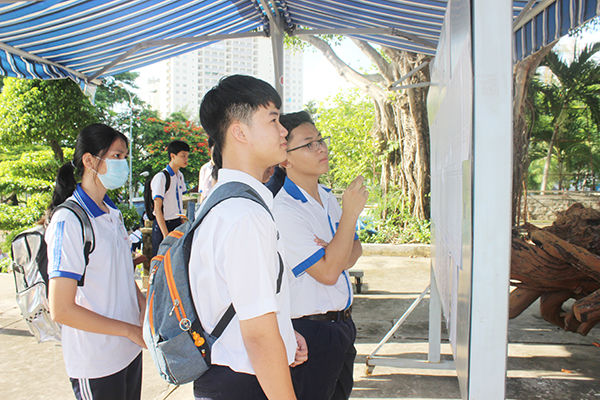 Hơn 500 thí sinh có mặt tại điểm thi THPT Vũng Tàu (TP. Vũng Tàu) để nghe phổ biến quy chế, làm thủ tục dự thi. Ảnh: KHÁNH CHI.