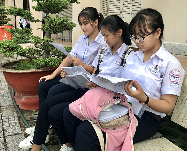 TS tại điểm thi THPT Châu Thành (TP. Bà Rịa) tranh thủ ôn lại môn Văn trước khi thi. Ảnh: PHI DŨNG 