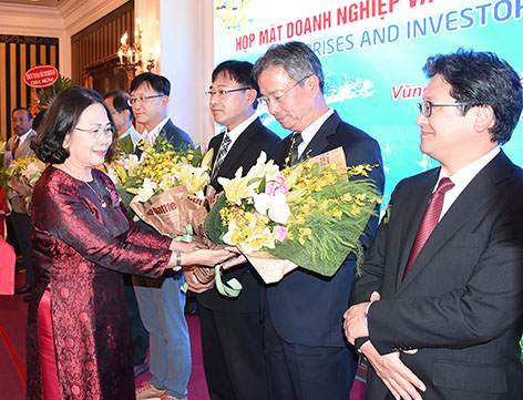 Đồng chí Nguyễn Thị Yến, Phó Bí thư Thường trực Tỉnh ủy, Trưởng Đoàn Đại biểu Quốc hội tỉnh tặng hoa và trao Bằng khen các doanh nghiệp có nhiều đóng góp cho chương trình an sinh xã hội của tỉnh trong buổi họp mặt doanh nghiệp và nhà đầu tư Xuân Kỷ Hợi 2019. Ảnh: MINH TÂM
