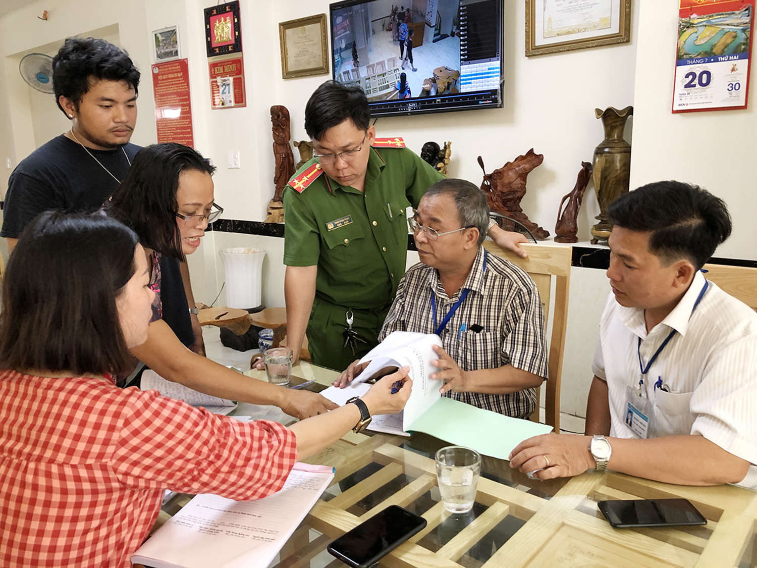 Đoàn Kiểm tra liên ngành du lịch và dịch vụ TP.Vũng Tàu làm việc với đại diện khách sạn The Dreamer Hotel.