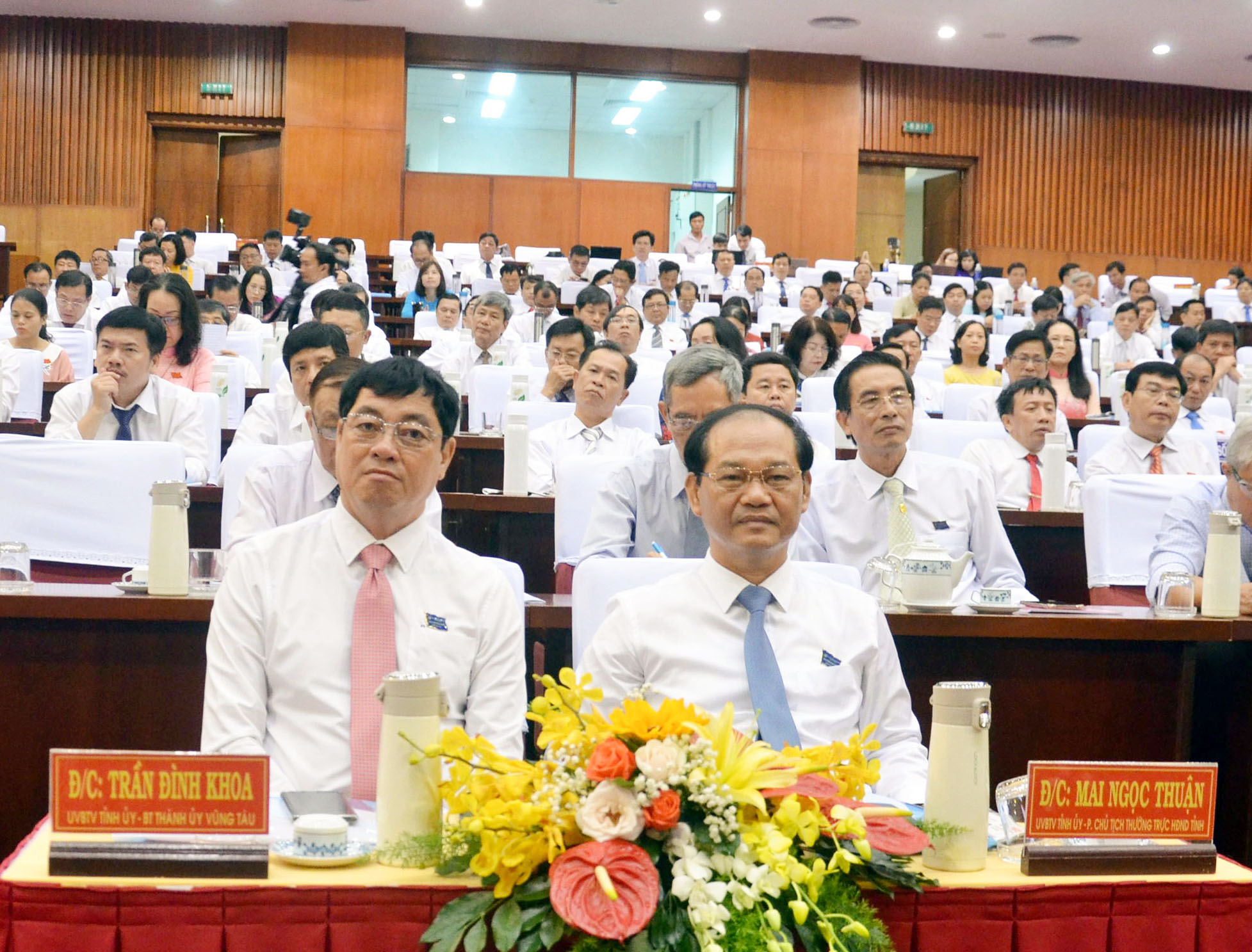 Đồng chí Mai Ngọc Thuận, Ủy viên Ban Thường vụ Tỉnh ủy, Phó Chủ tịch UBND tỉnh (bên trái) và đồng chí Trần Đình Khoa, Ủy viên Ban Thường vụ Tỉnh ủy, Bí thư Thành ủy Vũng Tàu tham dự Đại hội. 