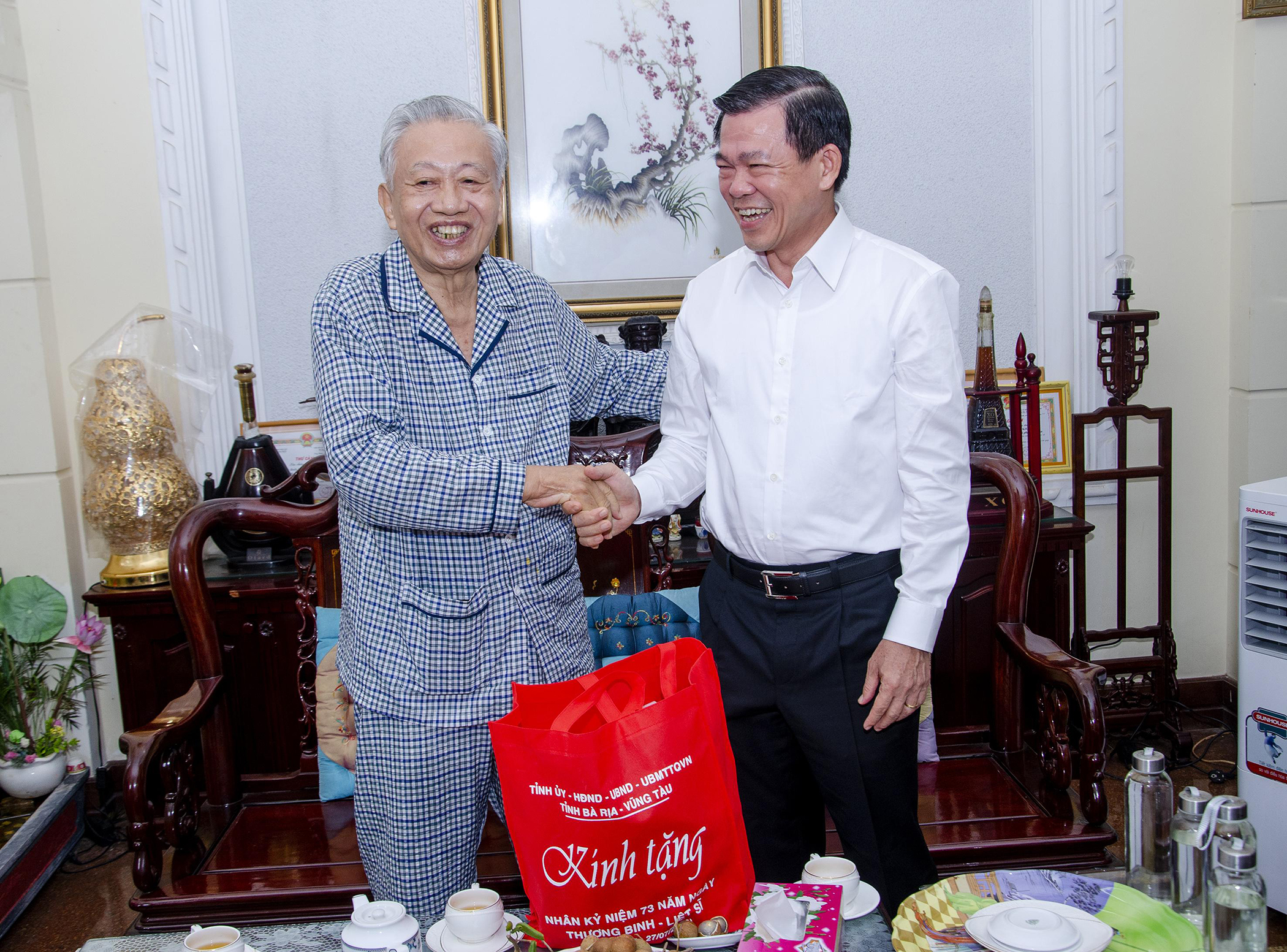 Ông Nguyễn Hồng Lĩnh, Ủy viên Trung ương Đảng, Bí thư Tỉnh ủy, Chủ tịch HĐND tỉnh tặng quà ông Trần Văn Khánh, thương binh 2/4, con liệt sĩ, nguyên Bí thư Tỉnh ủy (Phường 3, TP. Vũng Tàu).