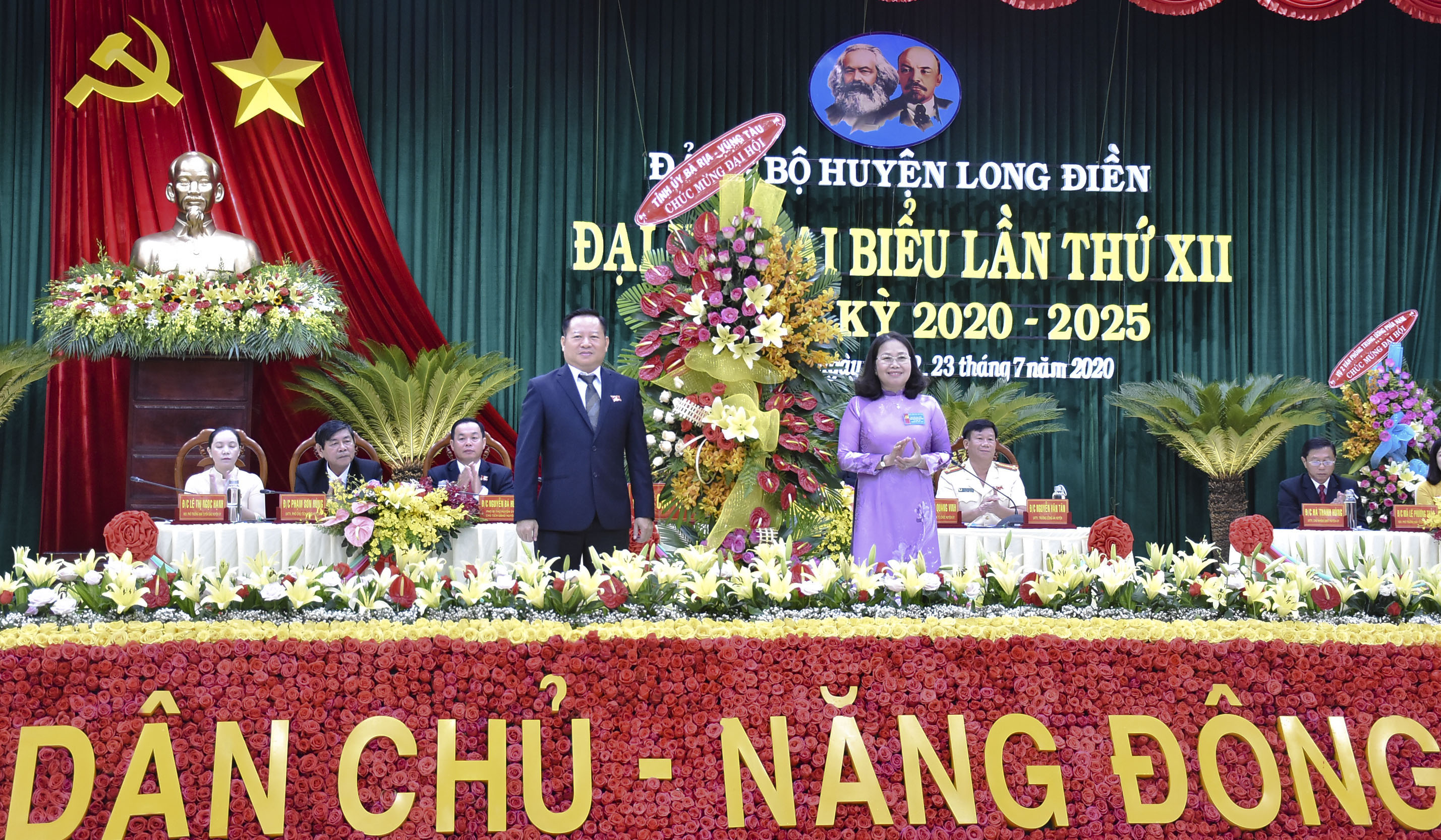 Đồng chí Nguyễn Thị Yến, Phó Bí thư Thường trực Tỉnh ủy, Trưởng Đoàn ĐBQH tỉnh tặng hoa chúc mừng Đại hội Đại biểu Đảng bộ huyện Long Điền lần thứ XII, nhiệm kỳ 2020-2025.