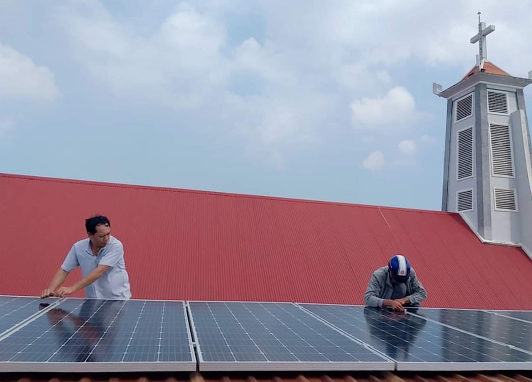 Nhân viên Công ty CP Thương mại - Dịch vụ - Vận tải - Điện máy 121 (TP. Bà Rịa) lắp đặt pin năng lượng mặt trời áp mái cho khách hàng.
