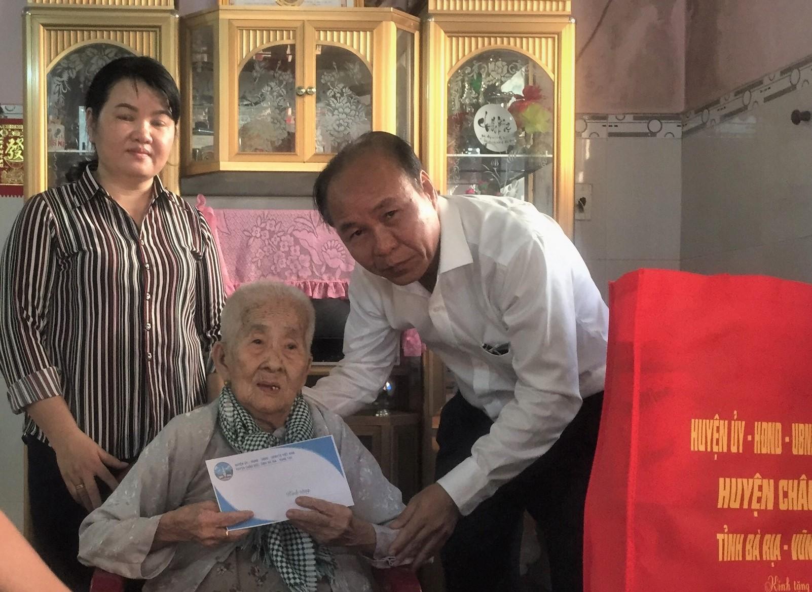 ông Nguyễn Văn Việt, Bí thư Huyện ủy Châu Đức đi thăm, tặng quà cho Mẹ VNAH Hứa Thị Sắc (thôn Quảng Long, xã Kim Long)