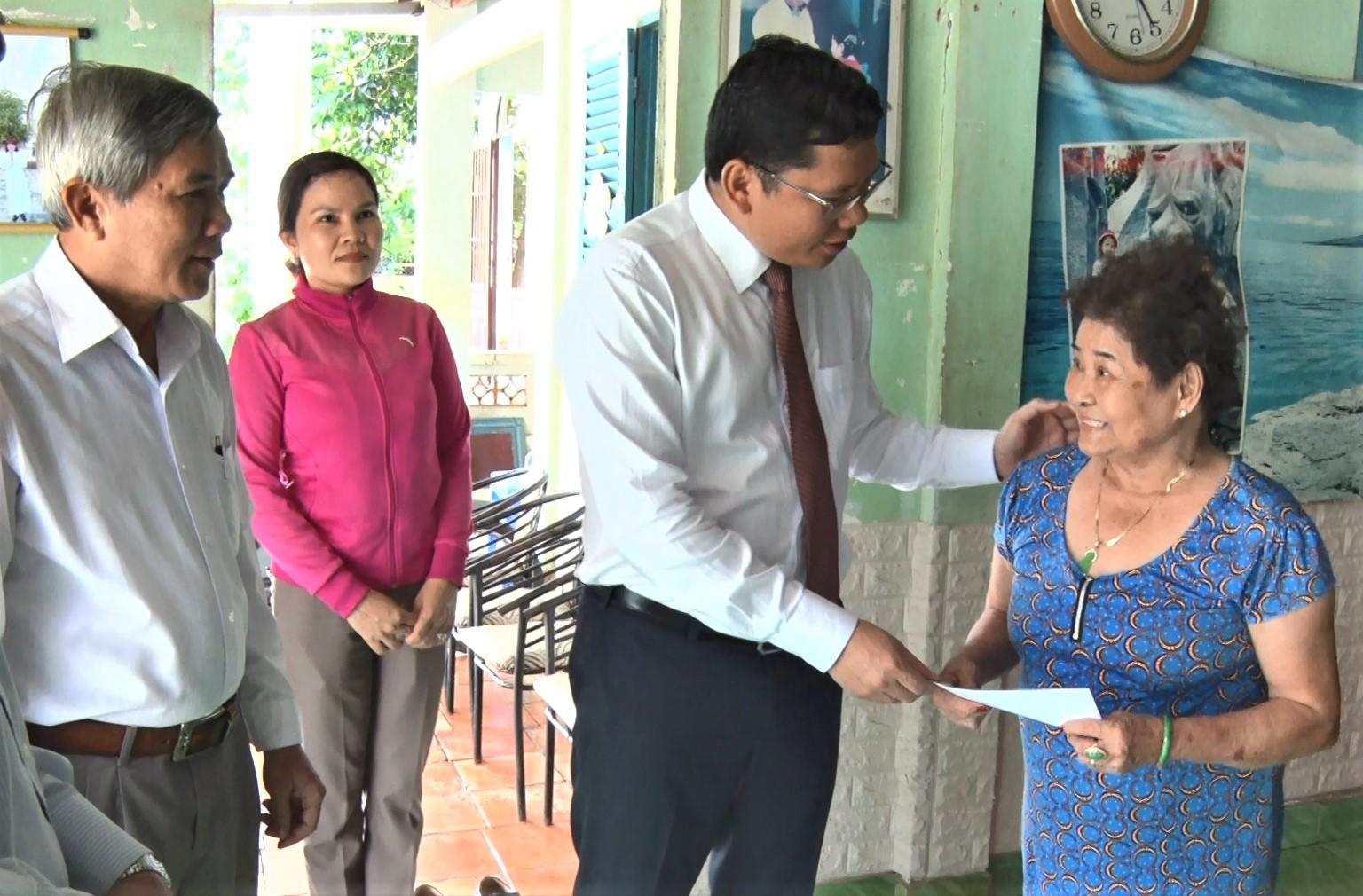ông Hoàng Nguyên Dinh, Chủ tịch UBND huyện Châu Đức đến thăm gia đình bà Trần Thị Độ (người có công cách mạng ở thôn Hiệp Cường, xã Cù Bị)