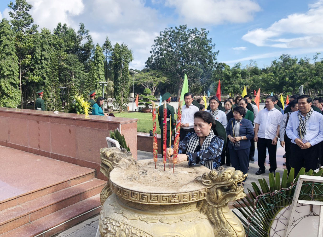 Chủ tịch Quốc hội Nguyễn Thị Kim Ngân dâng hương tưởng nhớ các Anh hùng Liệt sĩ và đồng bào yêu nước tại Đài tưởng niệm các Anh hùng Liệt sĩ Nghĩa trang Hàng Dương.