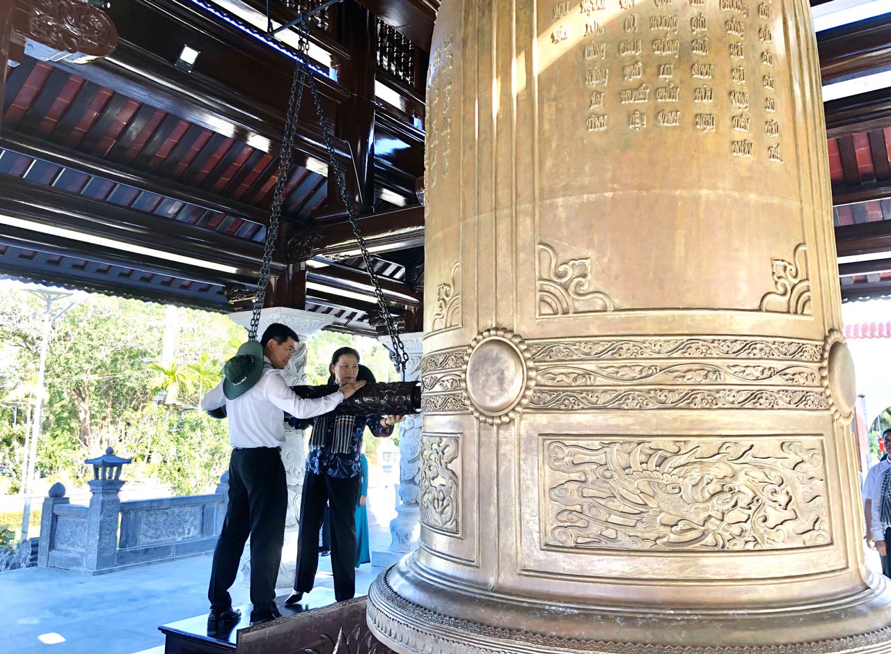 Chủ tịch Quốc hội Nguyễn Thị Kim Ngân và ông Nguyễn Hồng Lĩnh, Ủy viên Trung ương Đảng, Bí thư Tỉnh ủy, Chủ tịch HĐND tỉnh, thực hiện nghi lễ thỉnh chuông, dâng hương tại Đền thờ Côn Đảo.