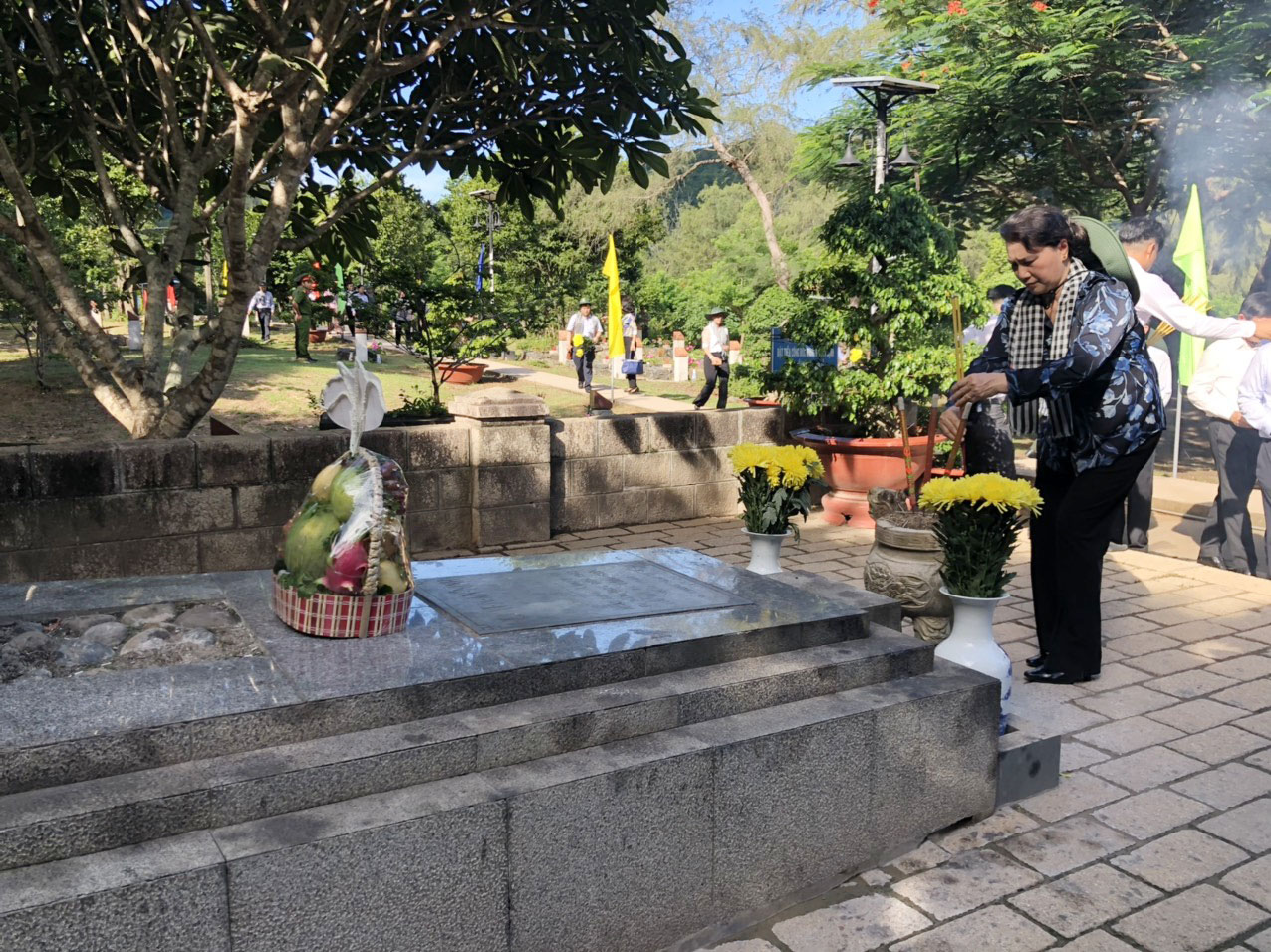 Chủ tịch Quốc hội Nguyễn Thị Kim Ngân và Đoàn công tác của Quốc hội, cùng các đồng chí lãnh đạo tỉnh đã đến thắp hương tại phần mộ các anh hùng liệt sĩ, các nhà yêu nước.