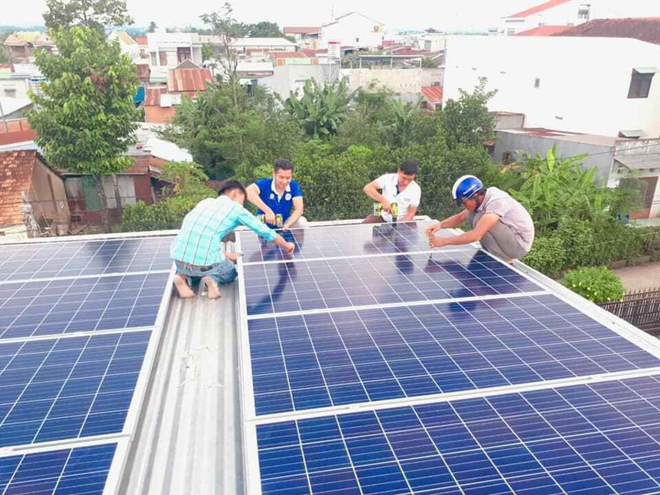 Nghị quyết số 55-NQ/TW khuyến khích các DN tư nhân đầu tư vào lĩnh vực năng lượng. Trong ảnh: Nhân viên Công ty CP Thương mại - Dịch vụ - Vận tải - Điện máy 121 (TP. Bà Rịa) lắp đặt pin năng lượng mặt trời áp mái cho khách hàng.