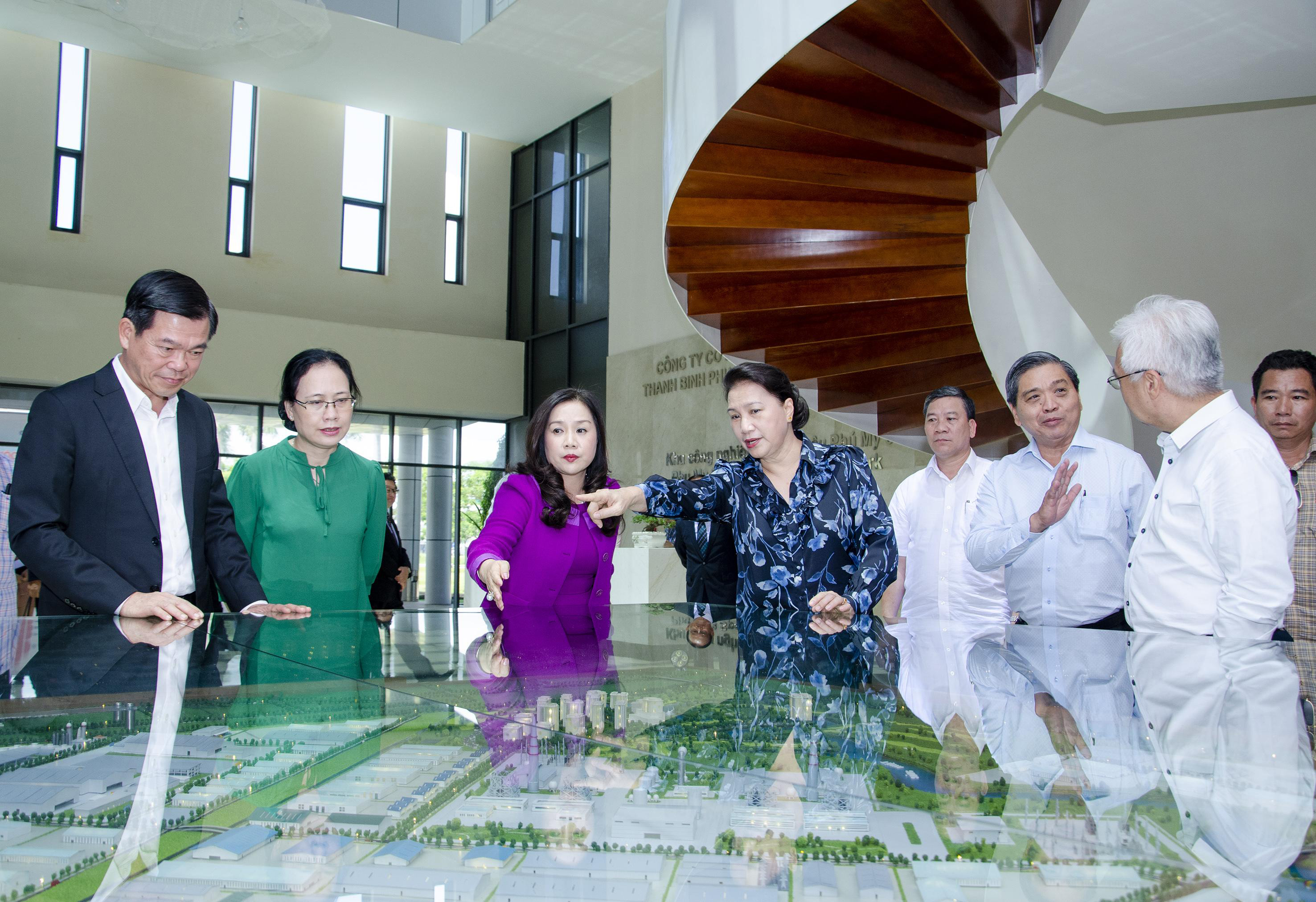 Chủ tịch Quốc hội Nguyễn Thị Kim Ngân tham quan mô hình và nghe báo cáo về tình hình hoạt động của KCN chuyên sâu Phú Mỹ 3.