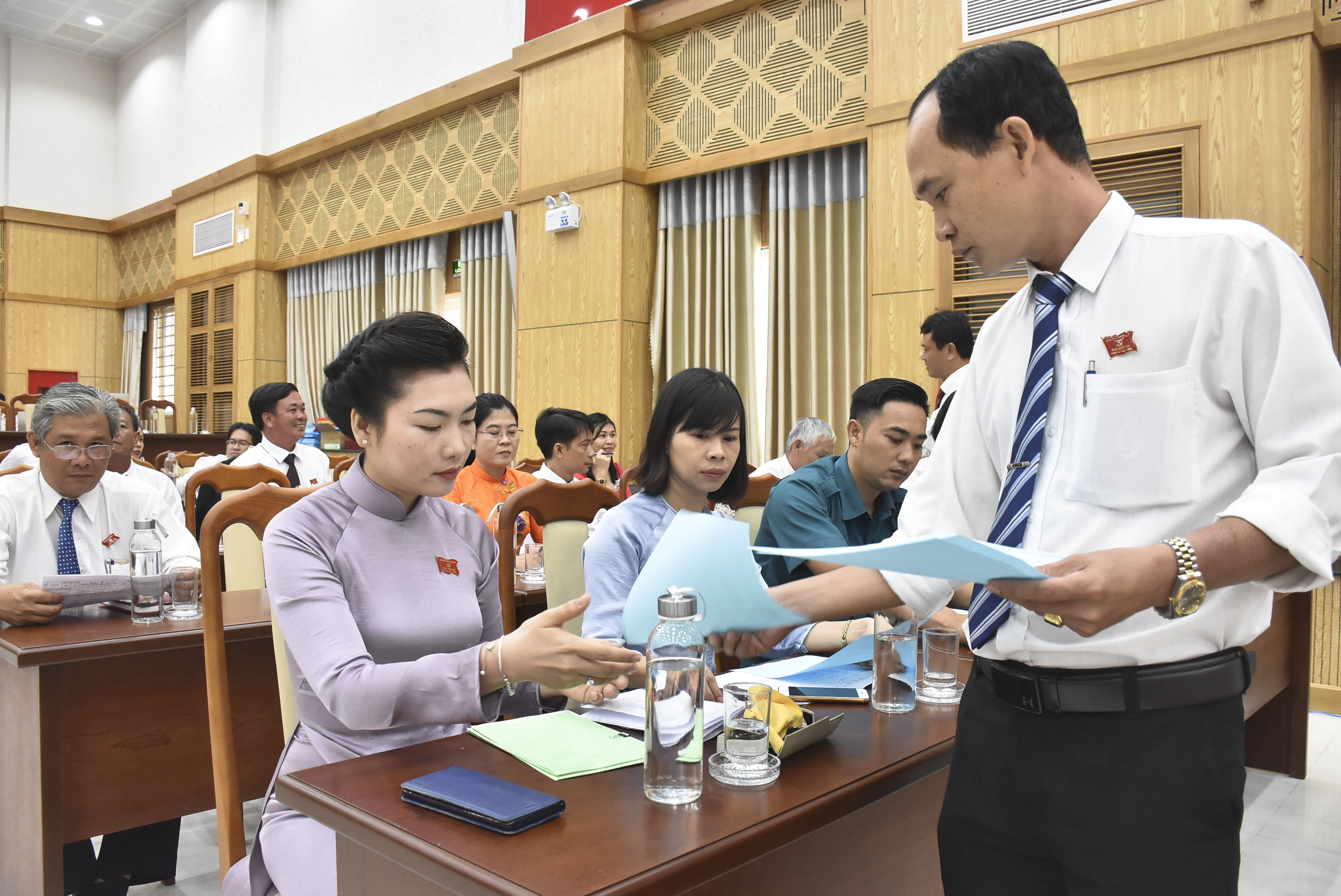 Các đại biểu nhận phiếu bầu Đoàn đại biểu dự Đại hội Đại biểu Đảng bộ tỉnh lần thứ VII, nhiệm kỳ 2020-2025.