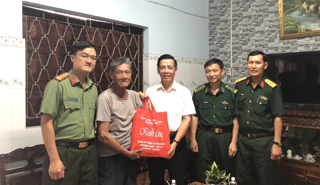 Ông Lưu Tài Đoàn, Ủy viên Ban Thường vụ Tỉnh ủy, Trưởng Ban Tổ chức Tỉnh Ủy trao quà đến ông Trần Văn Công (thương binh 2/4). Ảnh: KIM HỒNG