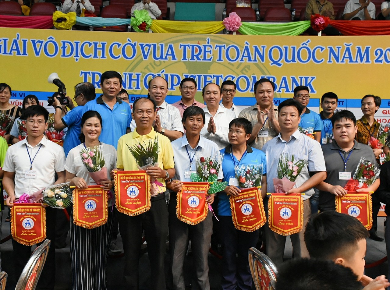 Ban tổ chức tăng hoa, cờ lưu niệm cho các đoàn tham dự giải.   