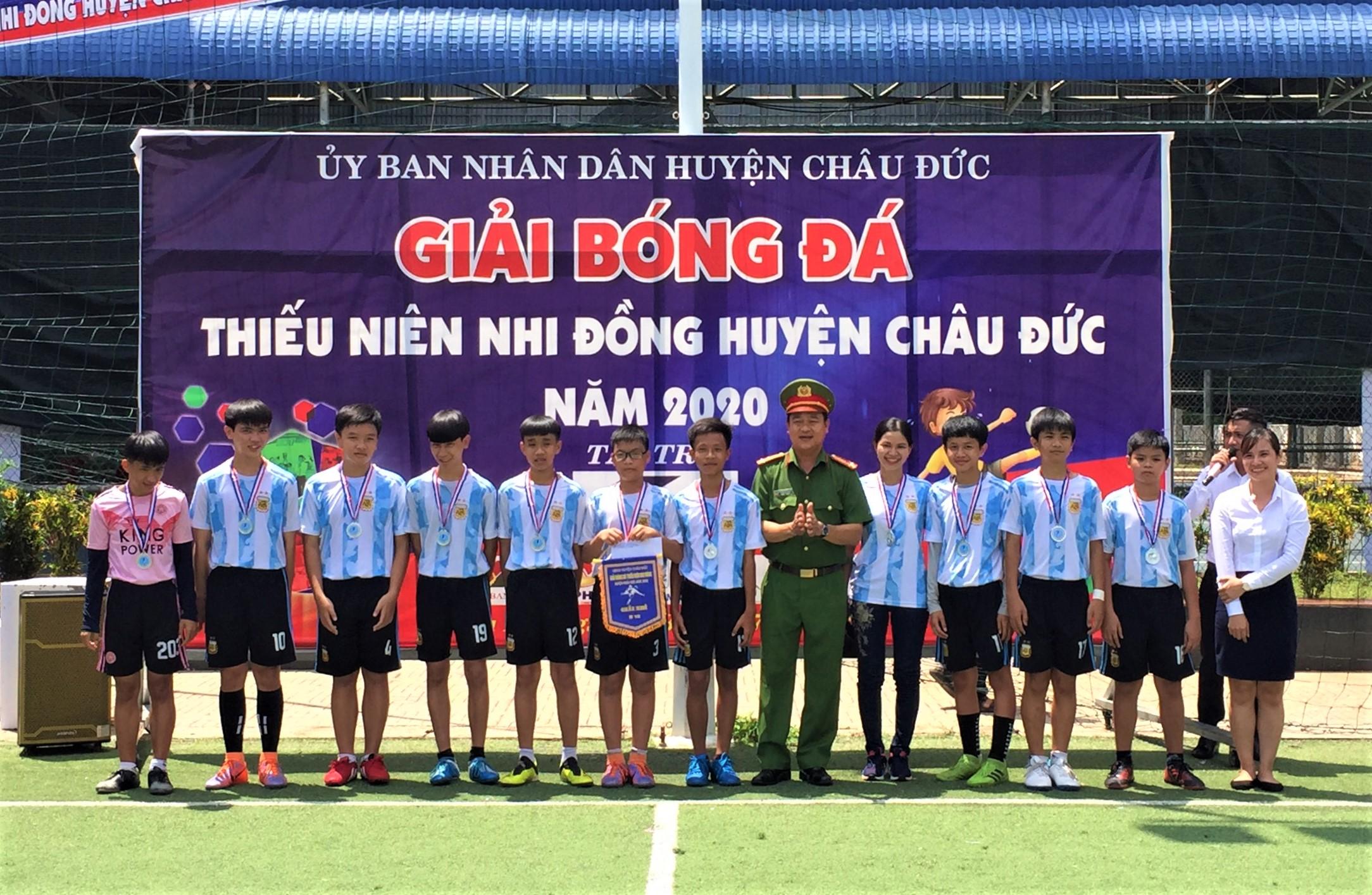 Thượng tá Nguyễn Nguyện Luân, Trưởng Công an huyện Châu Đức trao giải Nhì cho đội U13 xã Suối Nghệ