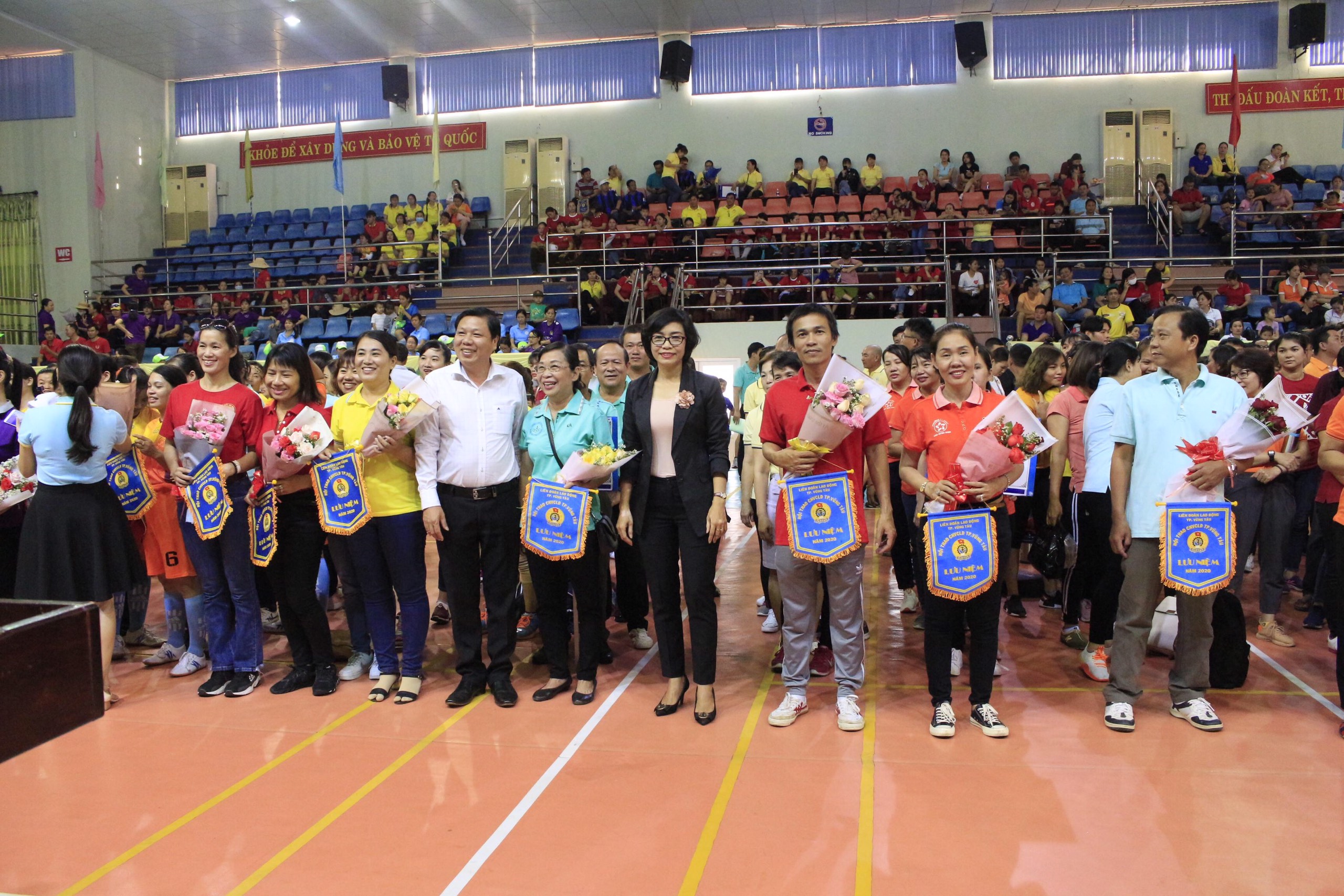 Bà Lê Thị Thanh Bình, Trưởng Ban Dân vận Thành ủy Vũng Tàu trao Cờ lưu niệm cho các đơn vị tham gia hội thao.