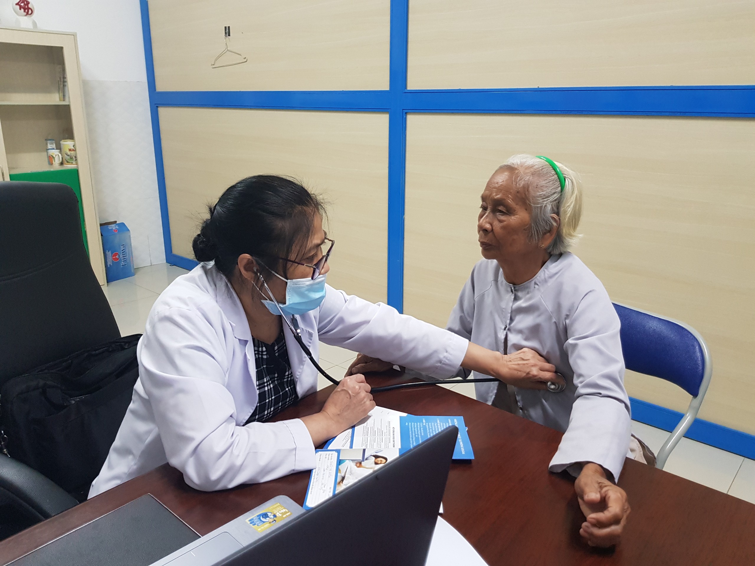 Y, bác sĩ Phòng khám đa khoa Vạn Thành Sài Gòn (Chi nhánh Phú Mỹ) thăm khám cho đối tượng chính sách.