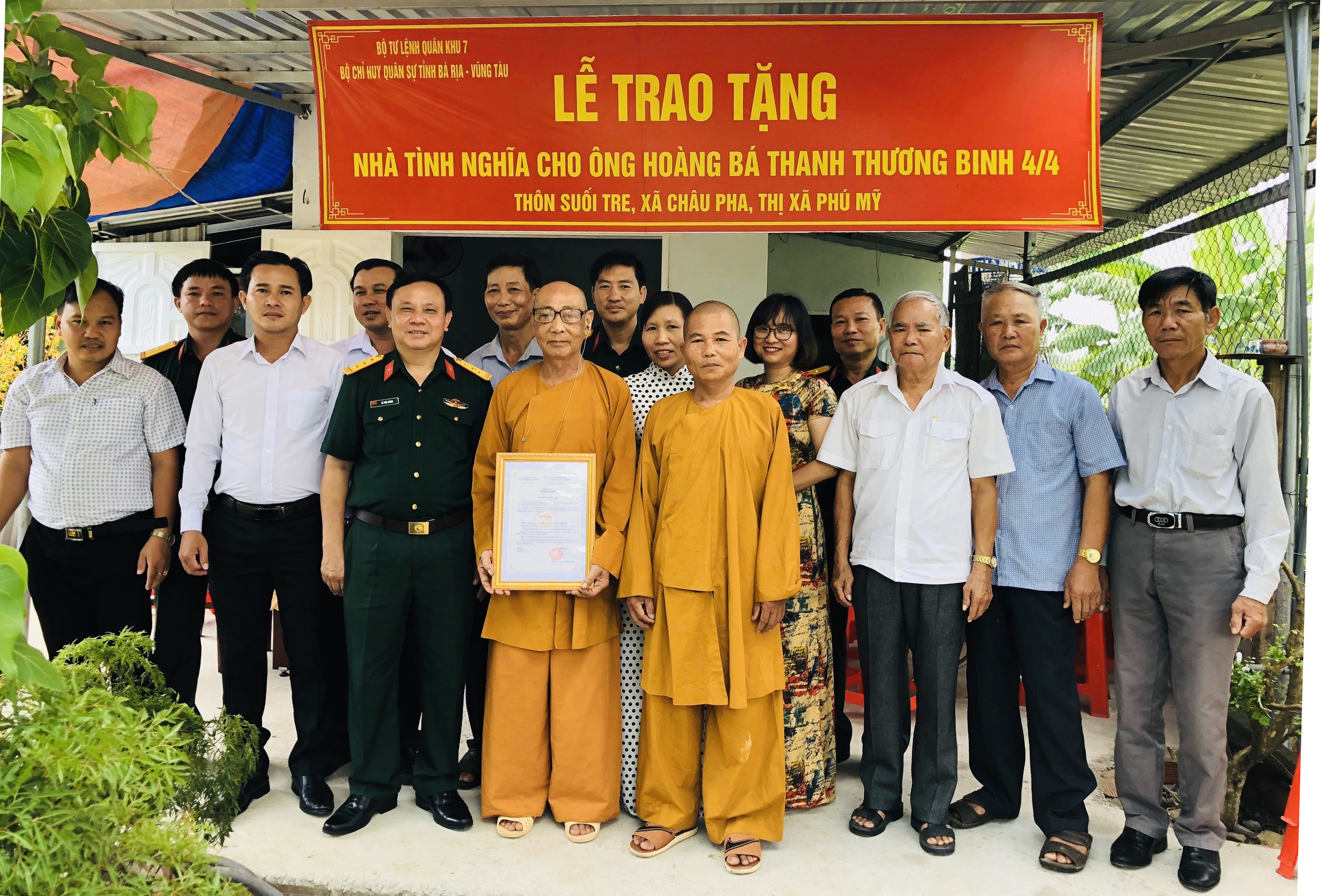 Đại diện Bộ CHQS tỉnh và chính quyền  địa phương bàn giao “Nhà tình nghĩa”  cho gia đình ông Hoàng Bá Thanh.
