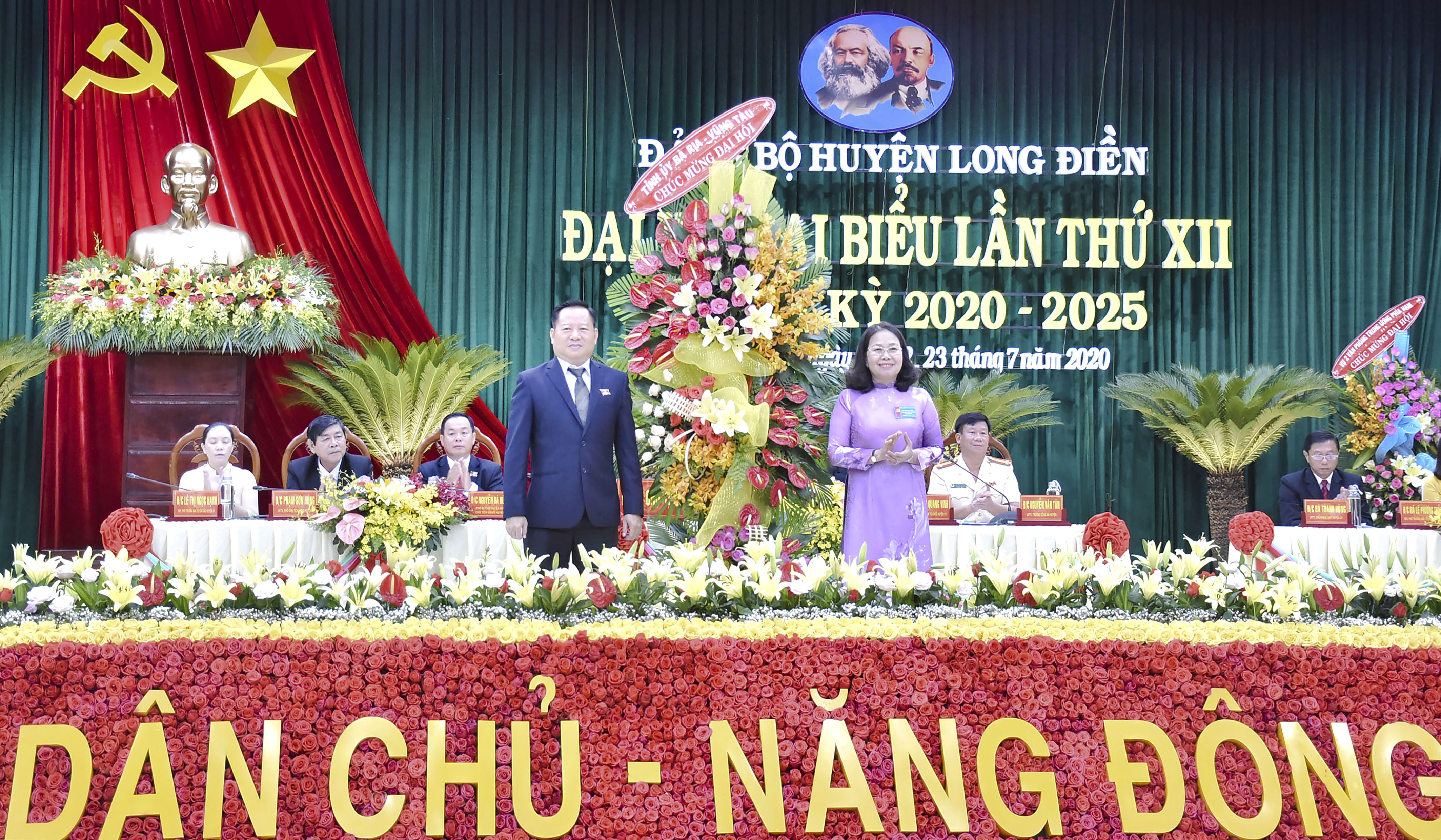 Đồng chí Nguyễn Thị Yến, Phó Bí thư Thường trực Tỉnh ủy, Trưởng Đoàn ĐBQH tỉnh tặng hoa chúc mừng Đại hội.