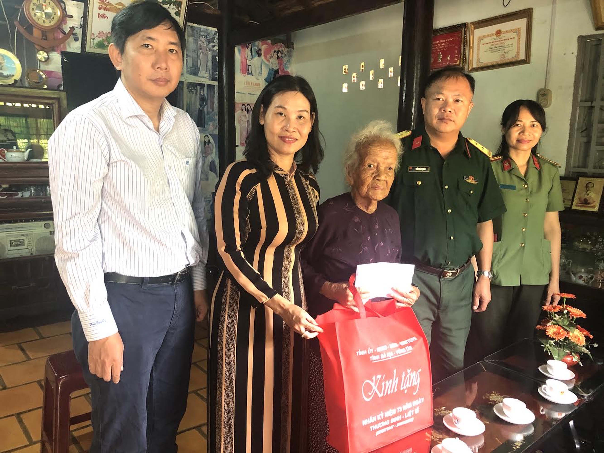 Bà Lê Thị Kim Thu, Tỉnh ủy viên, Chủ tịch Hội LHPN tỉnh tặng quà cho Mẹ VNAH Trần Thị Đường (ấp Đông, xã Hòa Long, TP.Bà Rịa). Ảnh: KIM HỒNG