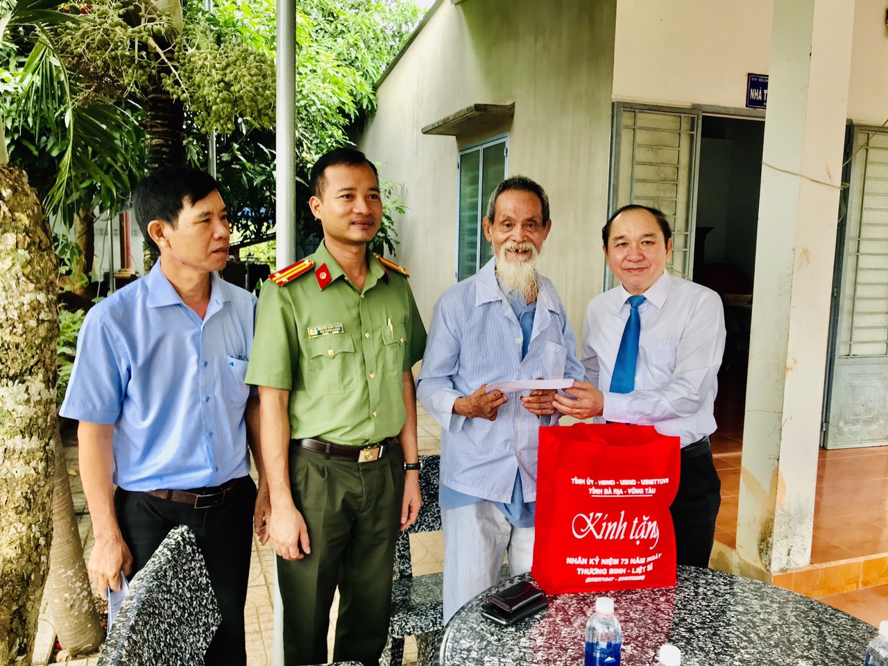 Ông Huỳnh Văn Hồng, Phó Trưởng Ban Văn hóa xã hội HĐND tỉnh Thăm và tặng quà cho ông Dương Thanh Tòng (xã Long Phước, TP.Bà Rịa). Ảnh: MINH TÂM