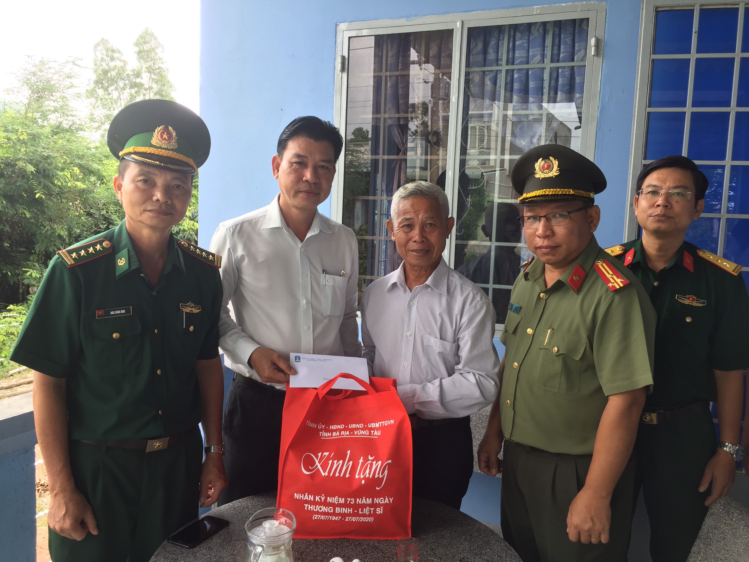 Ông Trần Văn Lợi, Phó chủ tịch UBMTTQ Việt Nam tỉnh thăm và tặng quà ông Đỗ Mạnh Đa (xã An Ngãi, huyện Long Điền). Ảnh: TRÚC GIANG