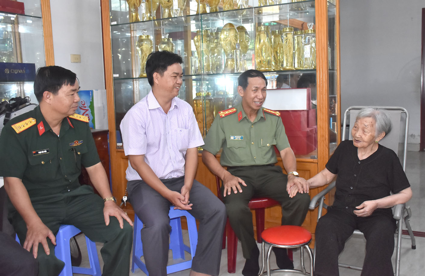 Ông Bùi Văn Thảo, Ủy viên Ban Thường vụ Tỉnh ủy, Giám đốc Công an tỉnh thăm, tặng quà cho Mẹ VNAH Nguyễn Thị Đận  (Phường 9, TP.Vũng Tàu). 