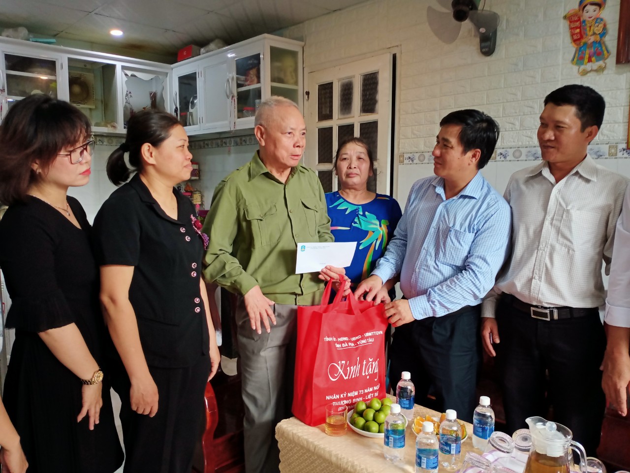 Ông Dương Minh Tuấn, Phó Trưởng đoàn ĐBQH tỉnh đến thăm, tặng quà cho ông Lê Như Vụ (thương binh 1/4, ngụ tại Phường 1).