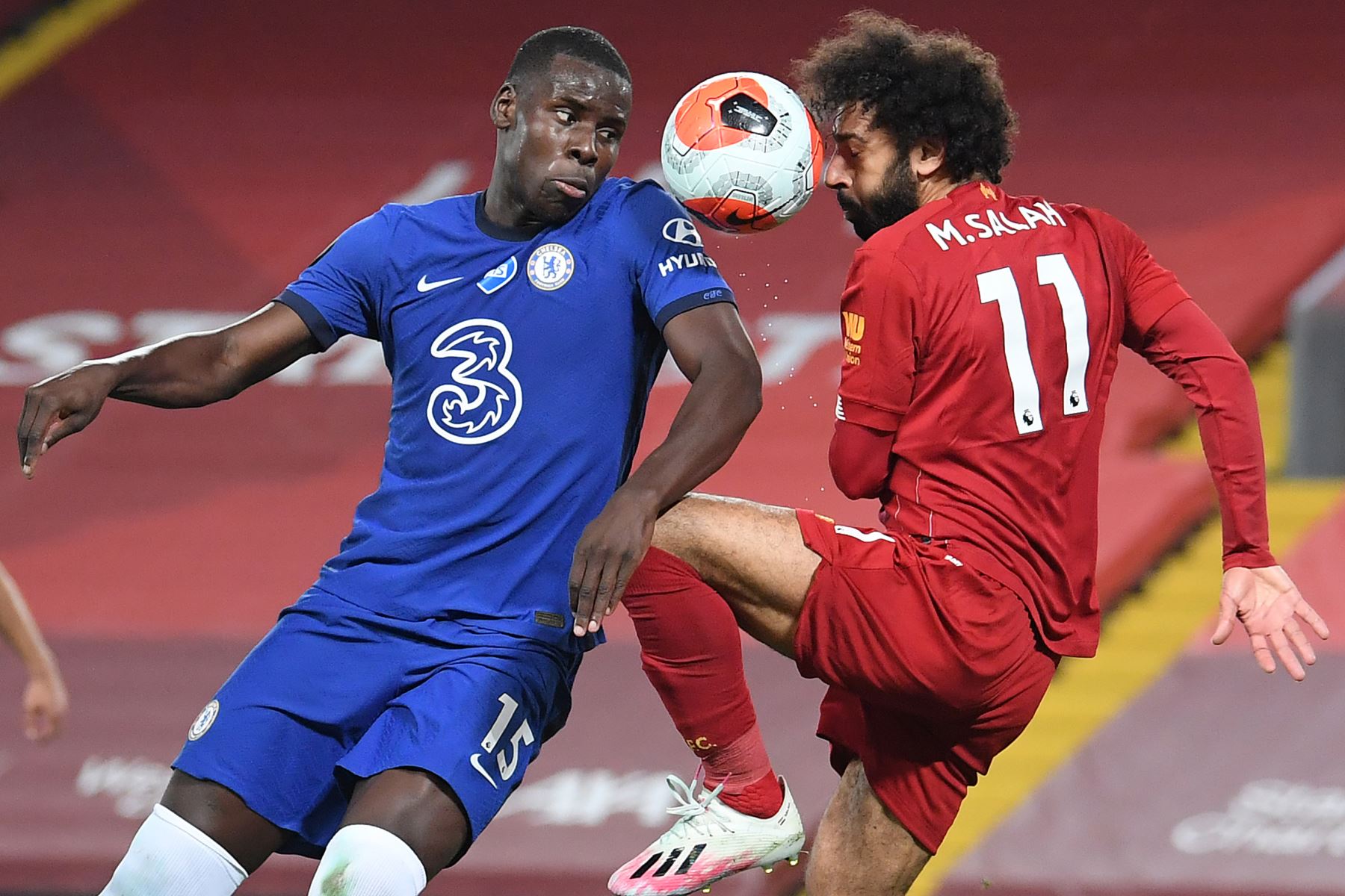 Zouma (trái) cần bị đào thải khỏi Chelsea.