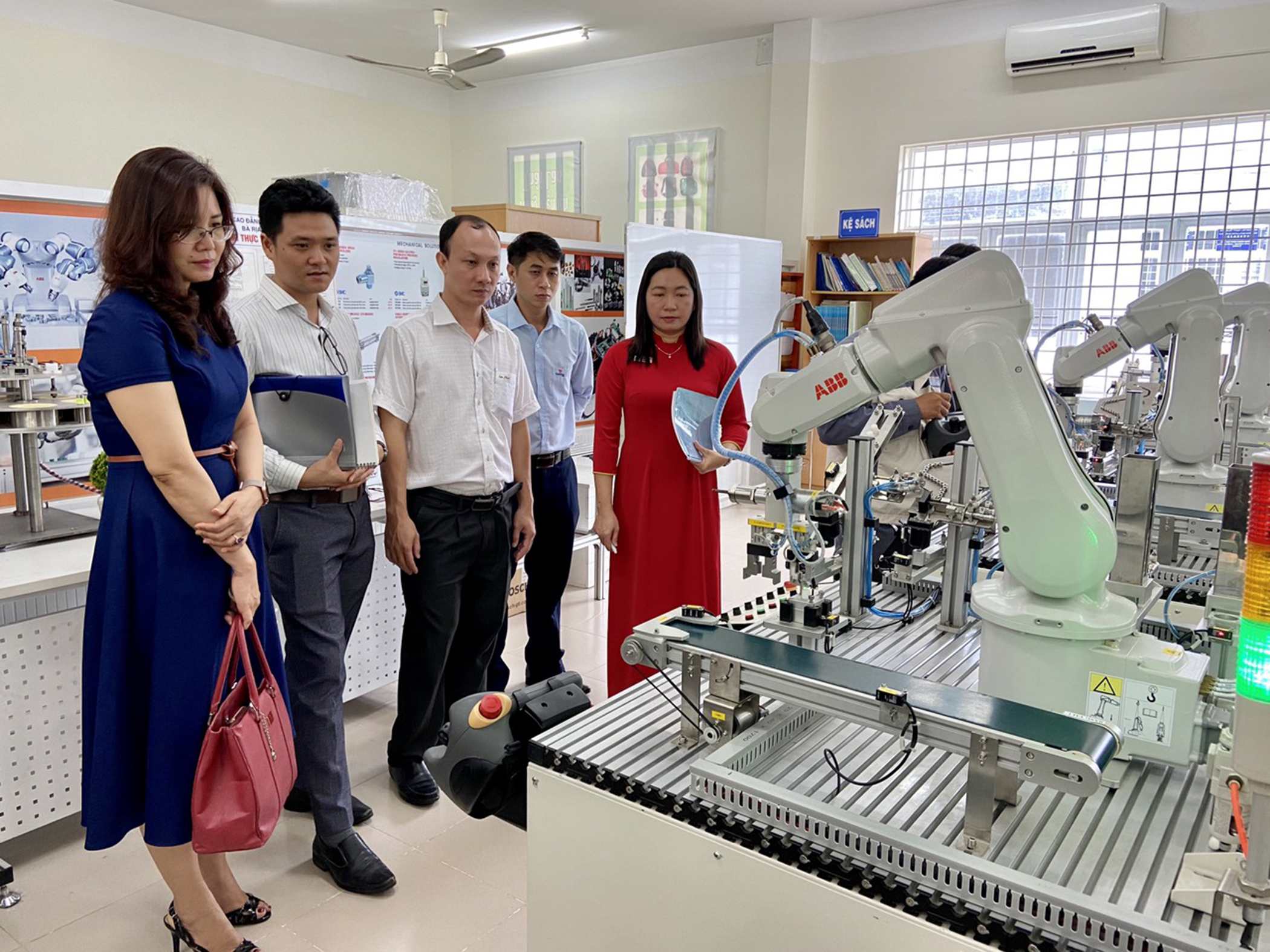 Trước khi tham dự hội thảo, các DN đã đi tham quan cơ sở vật chất của Trường CĐ Kỹ thuật Công nghệ BR-VT tại cơ sở 1 (huyện Đất Đỏ).