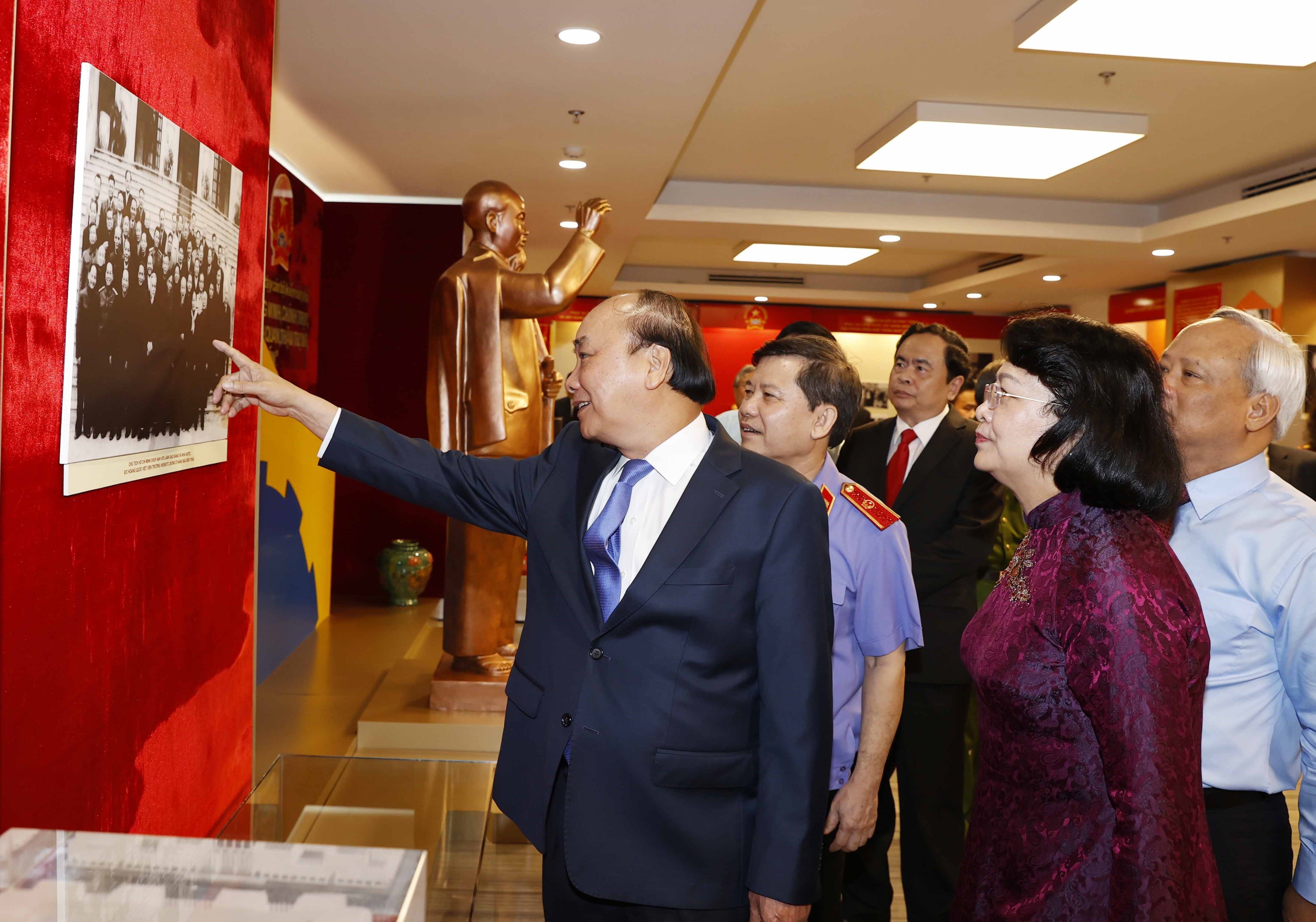 Thủ tướng Nguyễn Xuân Phúc và đại biểu thăm Phòng truyền thống về ngành kiểm sát. 