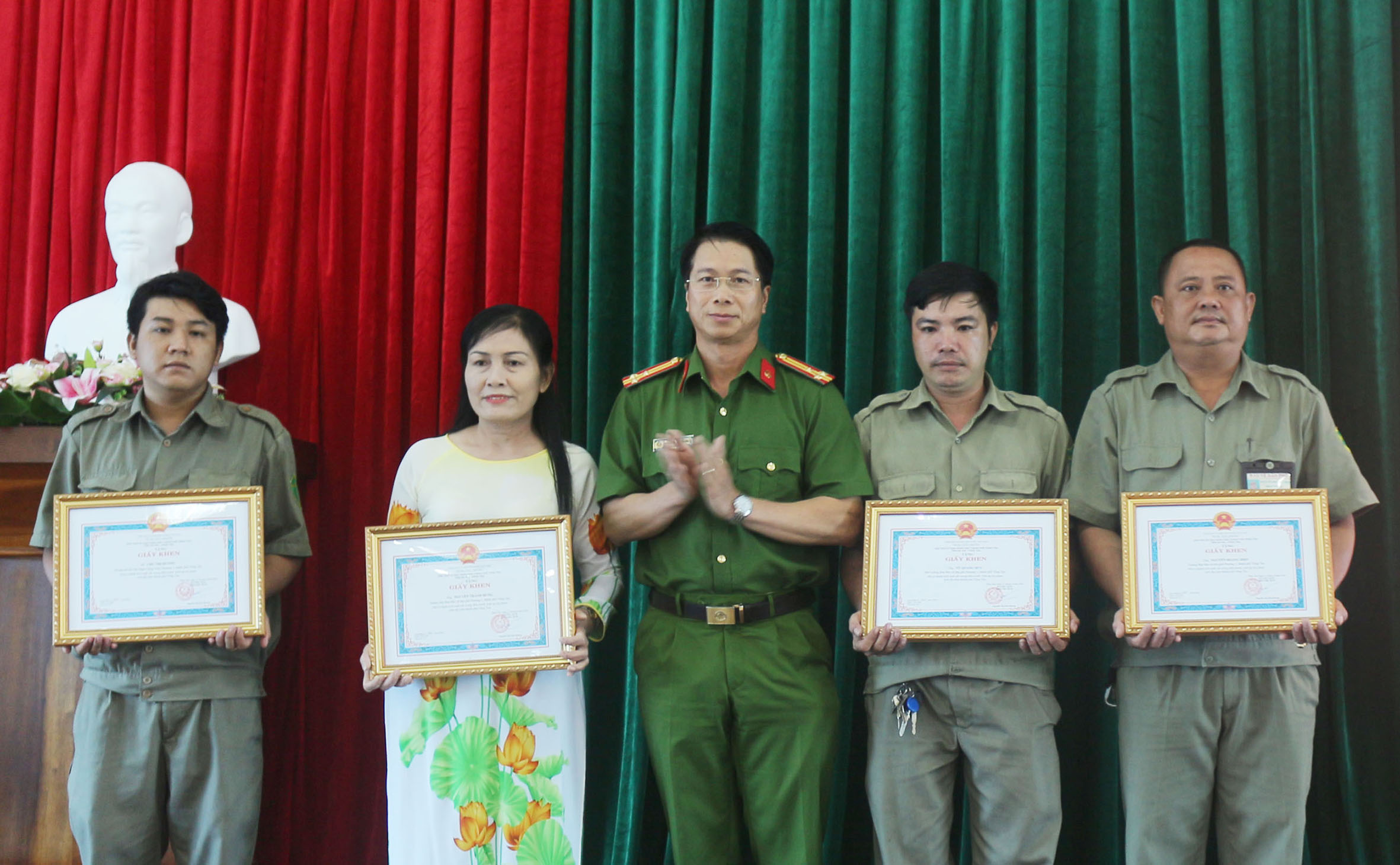 Thượng tá Nguyễn Văn Luyện, Trưởng Công an TP.Vũng Tàu trao giấy khen cho các quần chúng có thành tích xuất sắc trong đấu tranh, bắt giữ tội phạm.