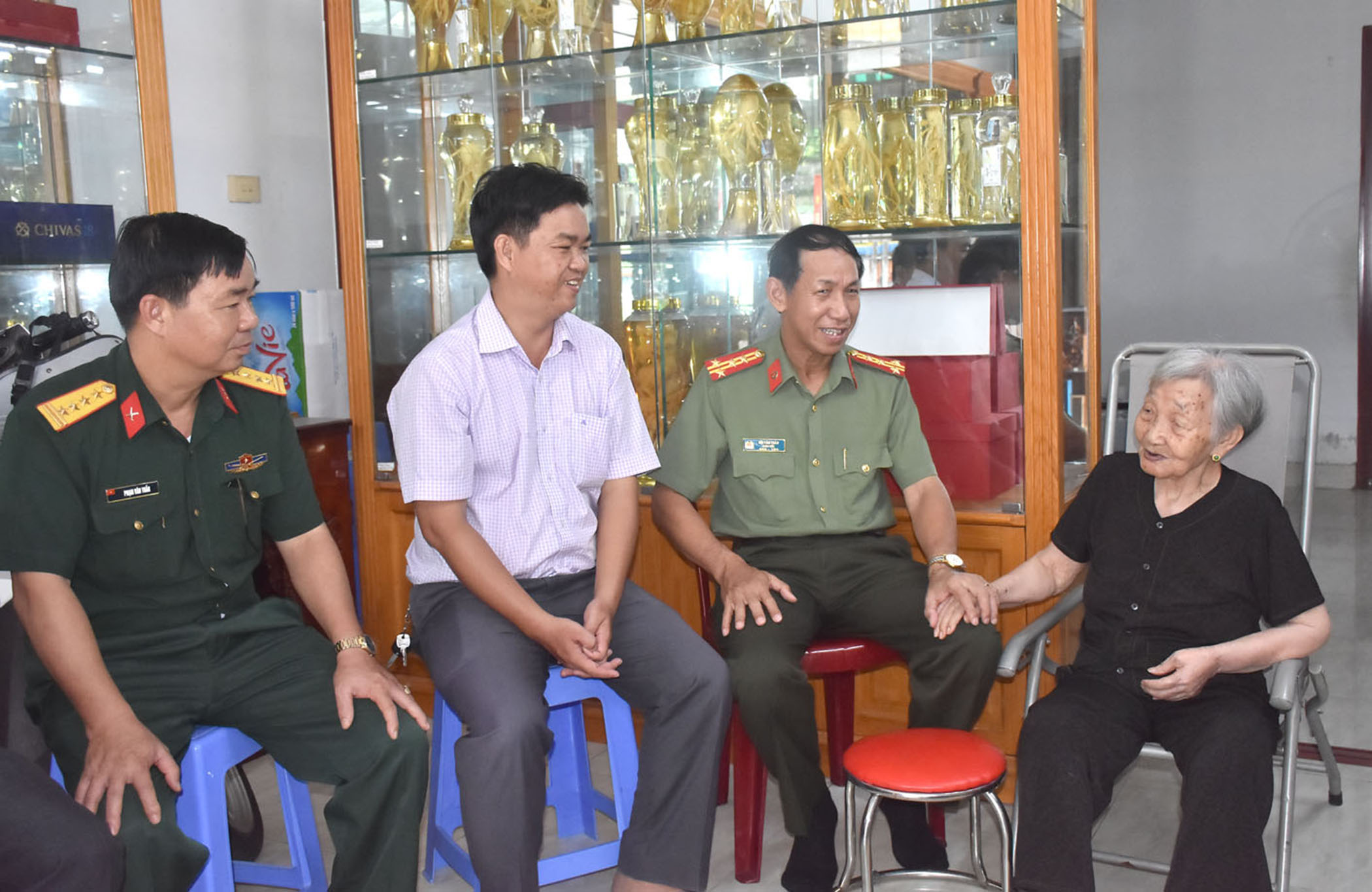 Ông Bùi Văn Thảo, Ủy viên Ban Thường vụ Tỉnh ủy, Giám đốc Công an tỉnh thăm, tặng quà cho Mẹ VNAH Nguyễn Thị Đận (Phường 9, TP.Vũng Tàu). 
