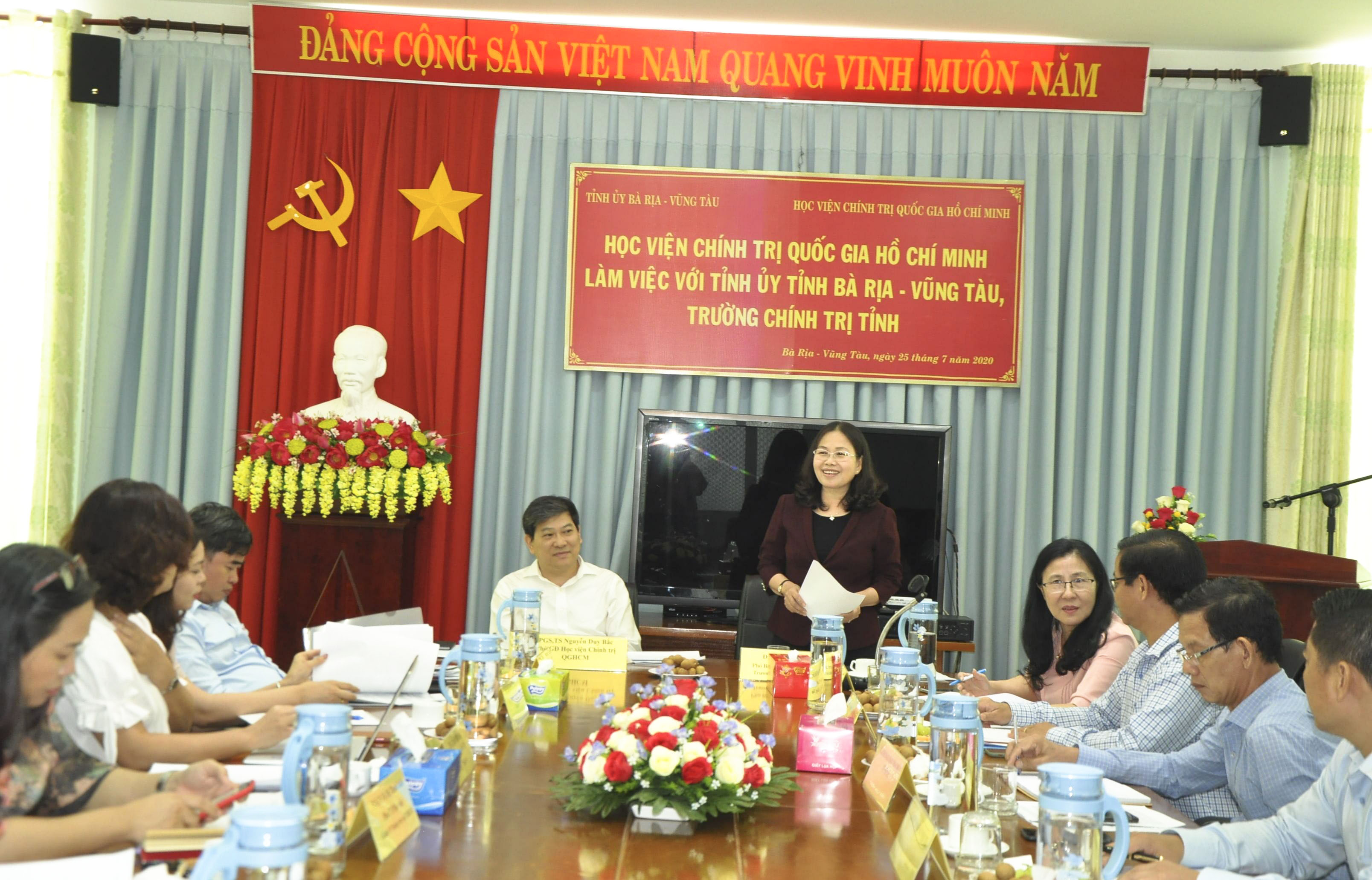 Bà Nguyễn Thị Yến, Phó Bí thư Thường trực Tỉnh ủy, Trưởng Đoàn ĐBQH tỉnh phát biểu tại buổi làm việc với Học viện Chính trị Quốc gia Hồ Chí Minh.