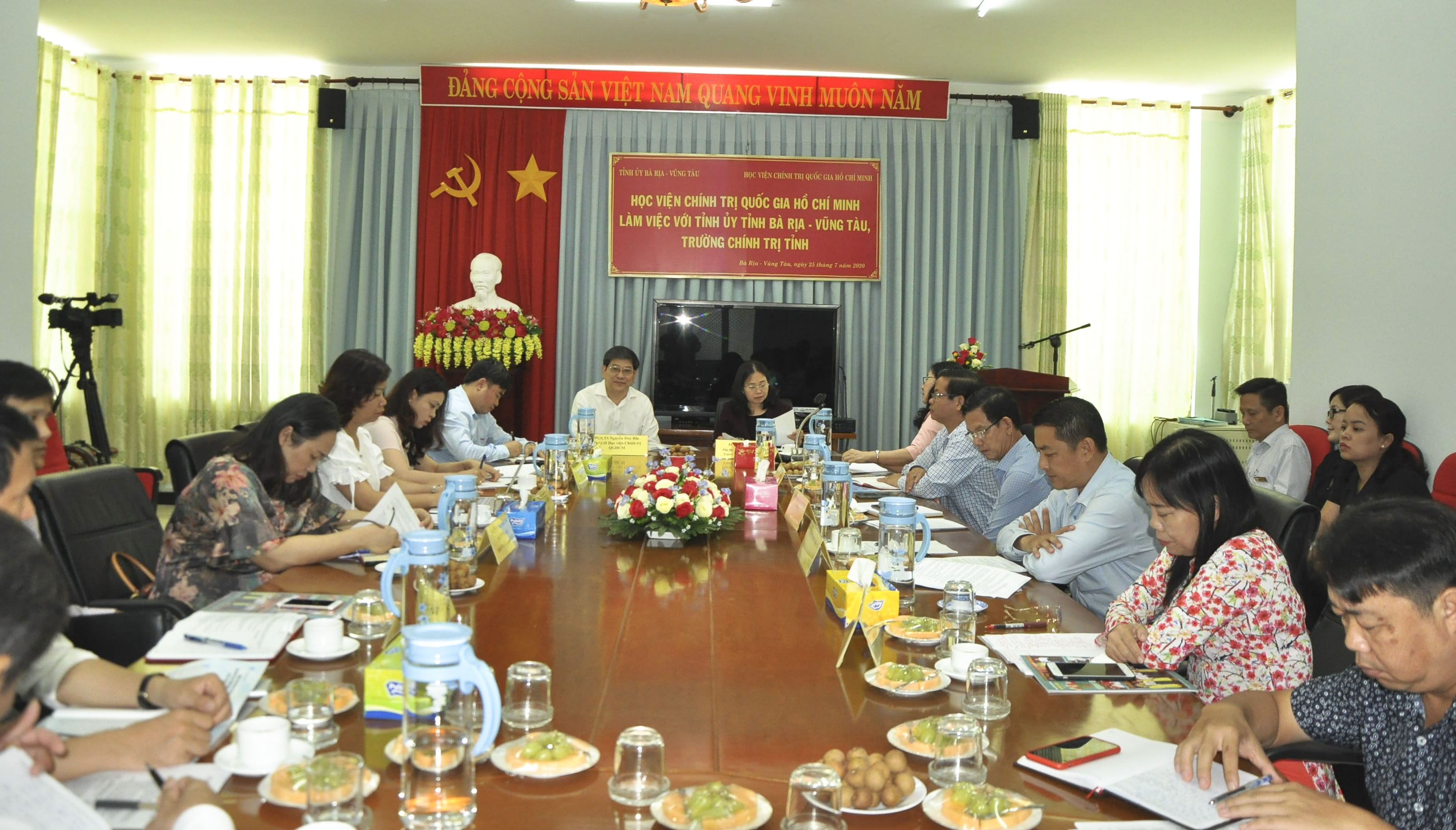Các đại biểu tham dự buổi làm việc giữa Học viện Chính trị Quốc gia Hồ Chí Minh với Tỉnh ủy và Trường Chính trị.