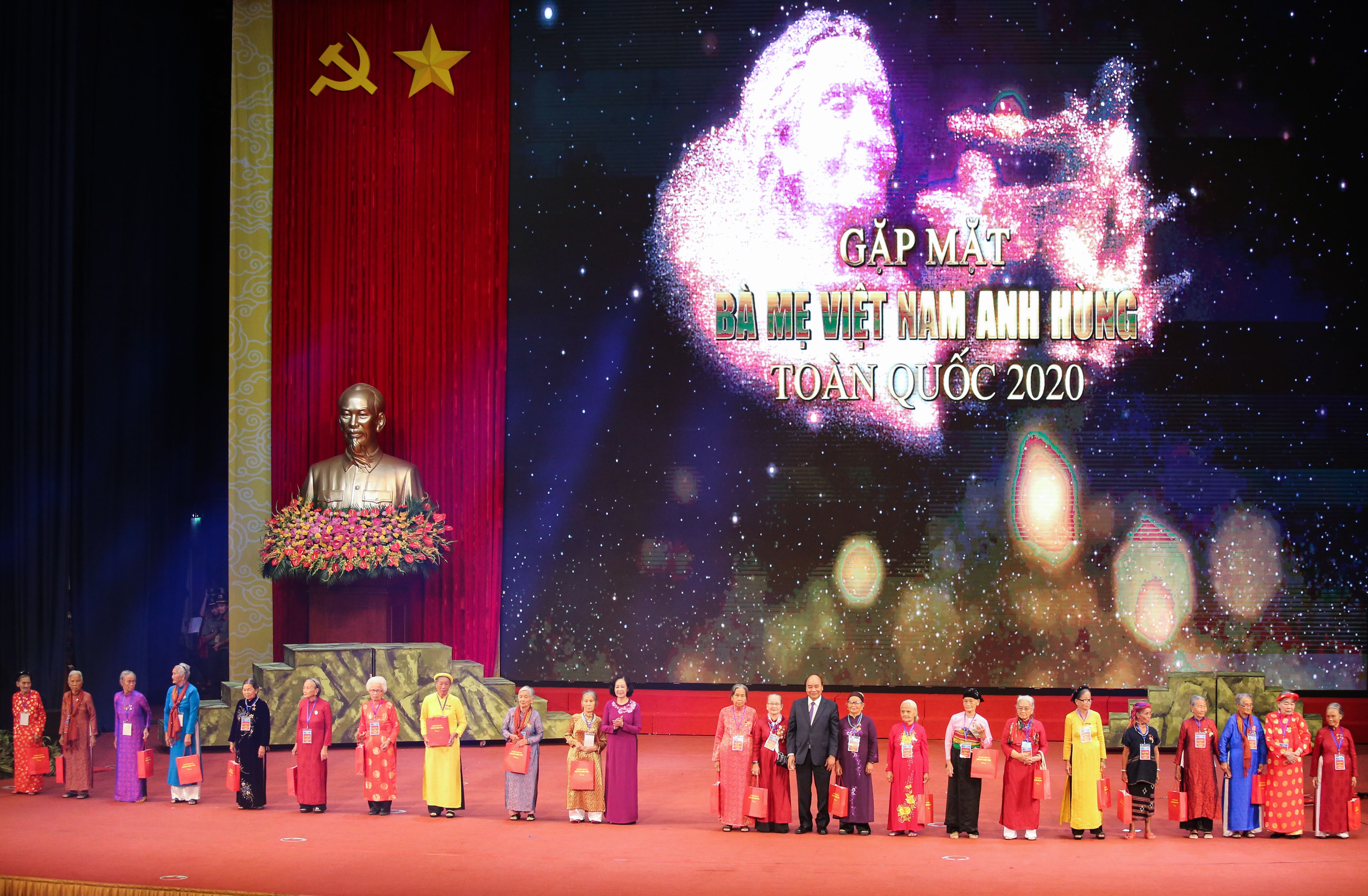 Thủ tướng Nguyễn Xuân Phúc tặng quà các Mẹ VNAH. (Ảnh: VGP)