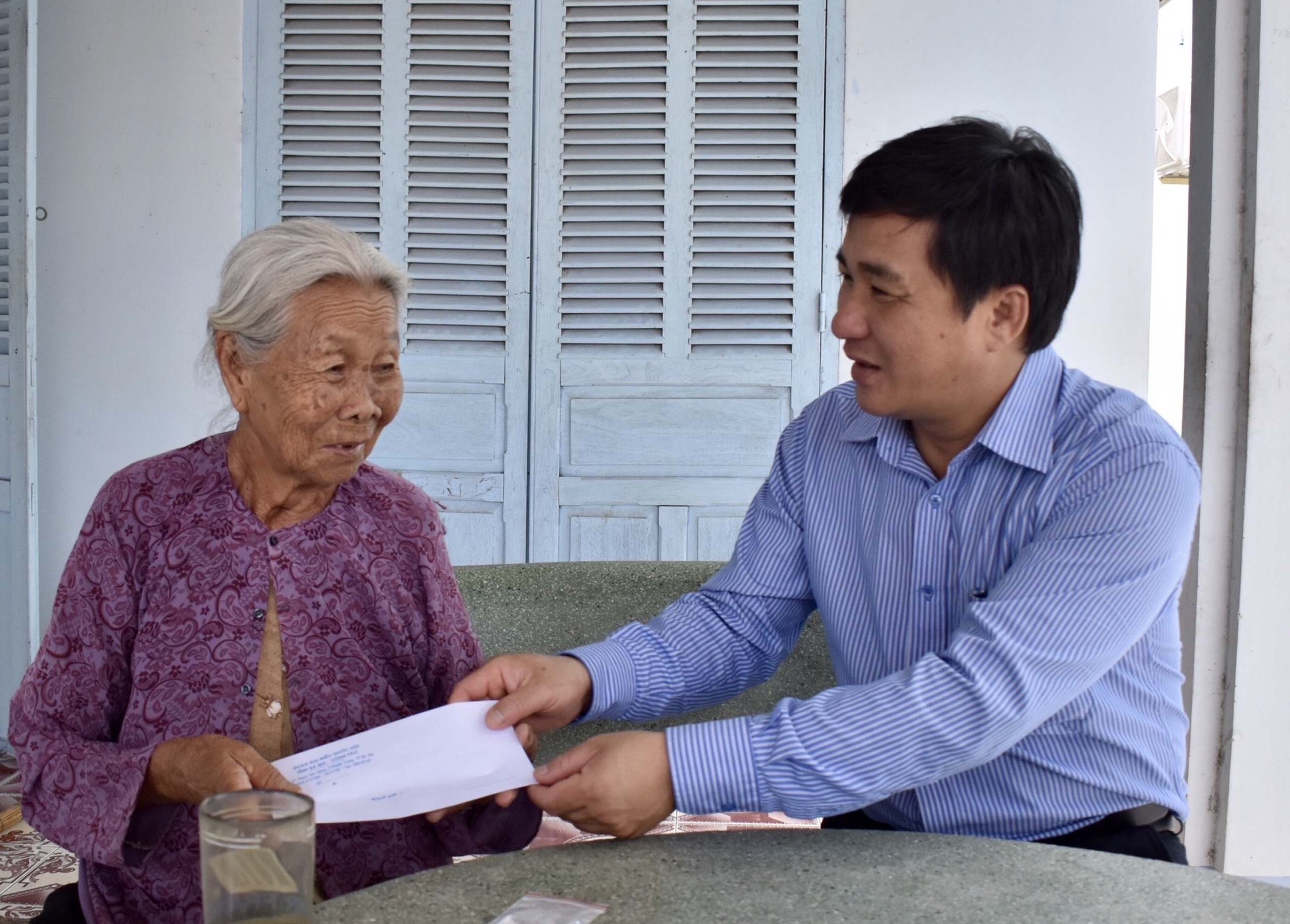 Ông Dương Minh Tuấn, Phó Trưởng Đoàn ĐBQH tỉnh thăm hỏi, tặng quà gia đình bà Nguyễn Thị Huỳnh (bị địch bắt, tù đày, ngụ tại ấp An Lộc, xã An Ngãi, huyện Long Điền).