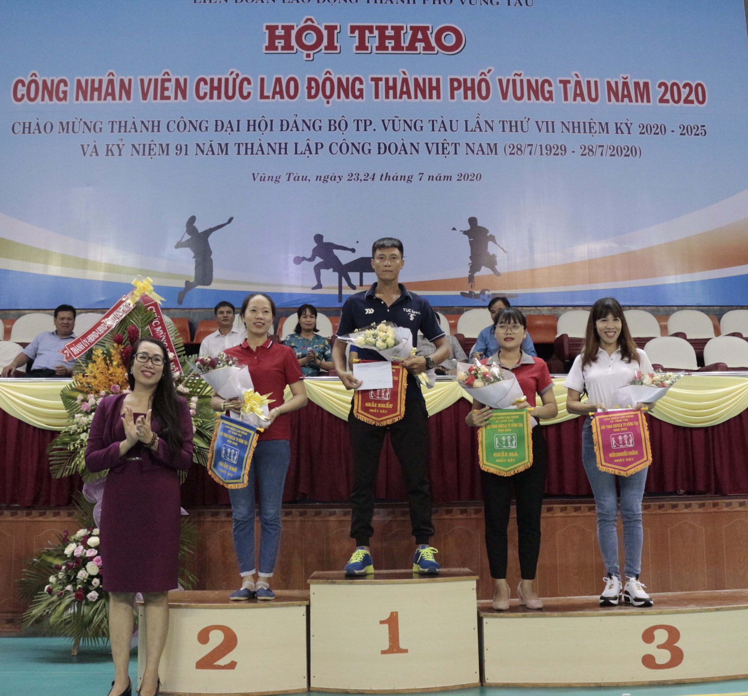 Bà Trần Thị Thanh Thủy, Phó Chủ tịch LĐLĐ TP. Vũng Tàu trao giải cho các đội ở nội dung nhảy dây.