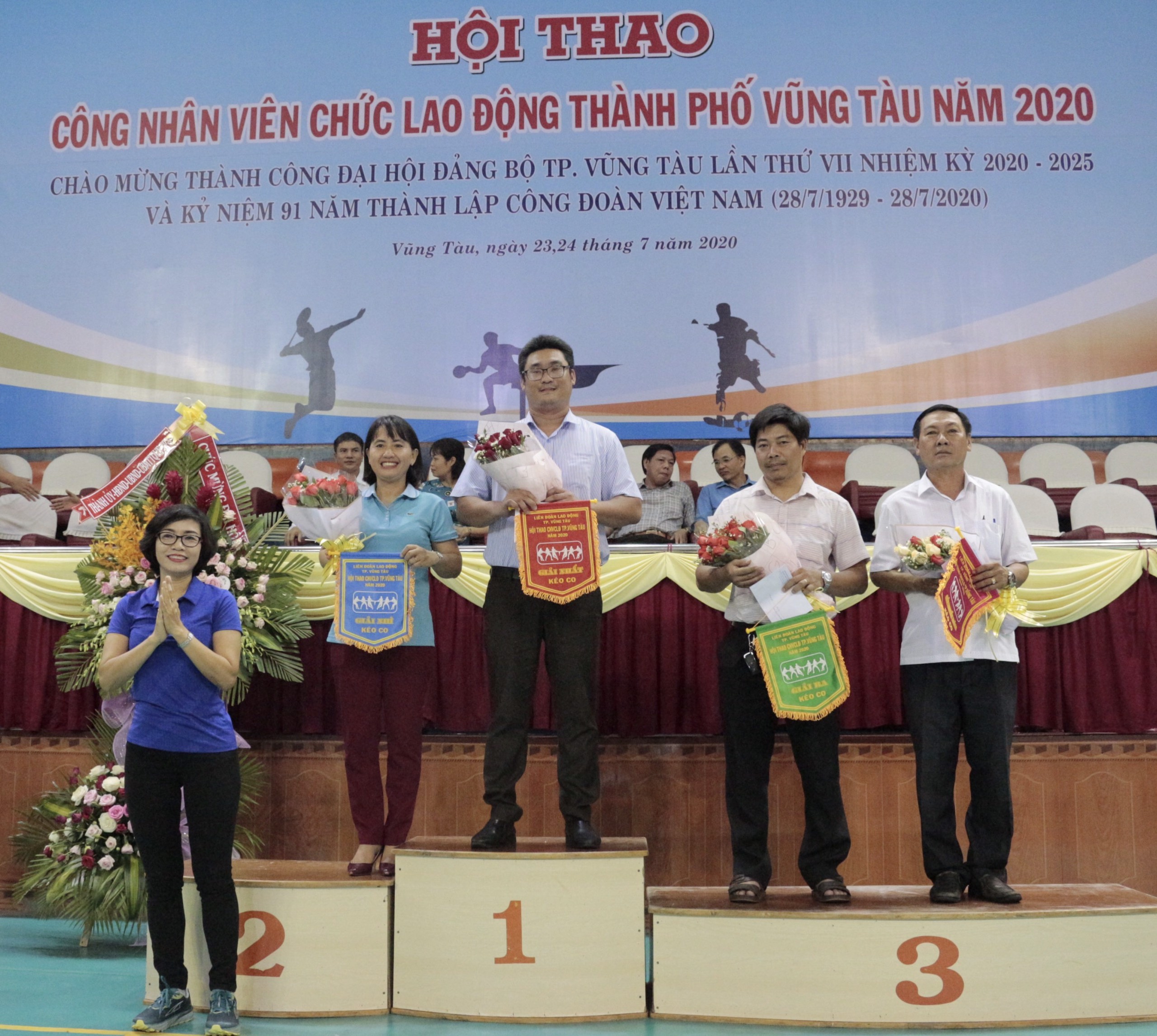 Bà Lê Thị Thanh Bình, Phó Bí thư Thành ủy Vũng Tàu trao giải cho đội ở nội dung kéo co.