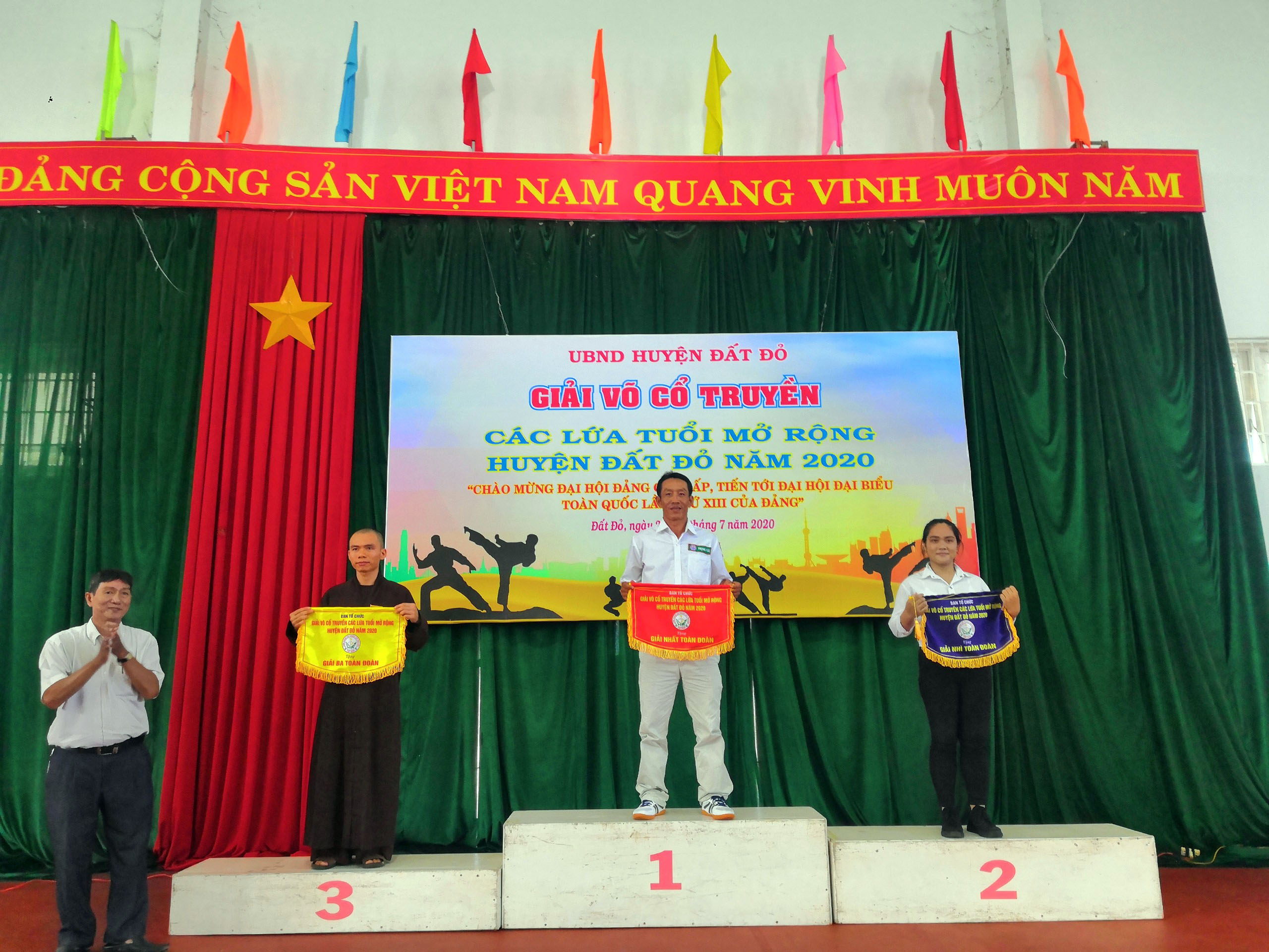 Ban tổ chức trao giải toàn đoàn cho các đơn vị.