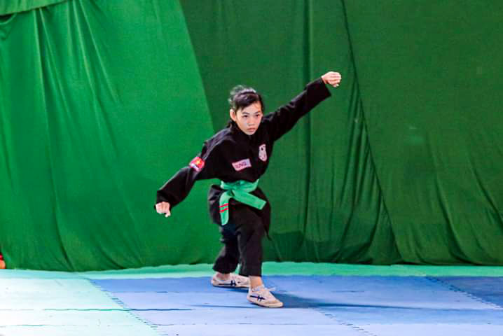 VĐV thi đấu nội dung biểu diễn tại giải.