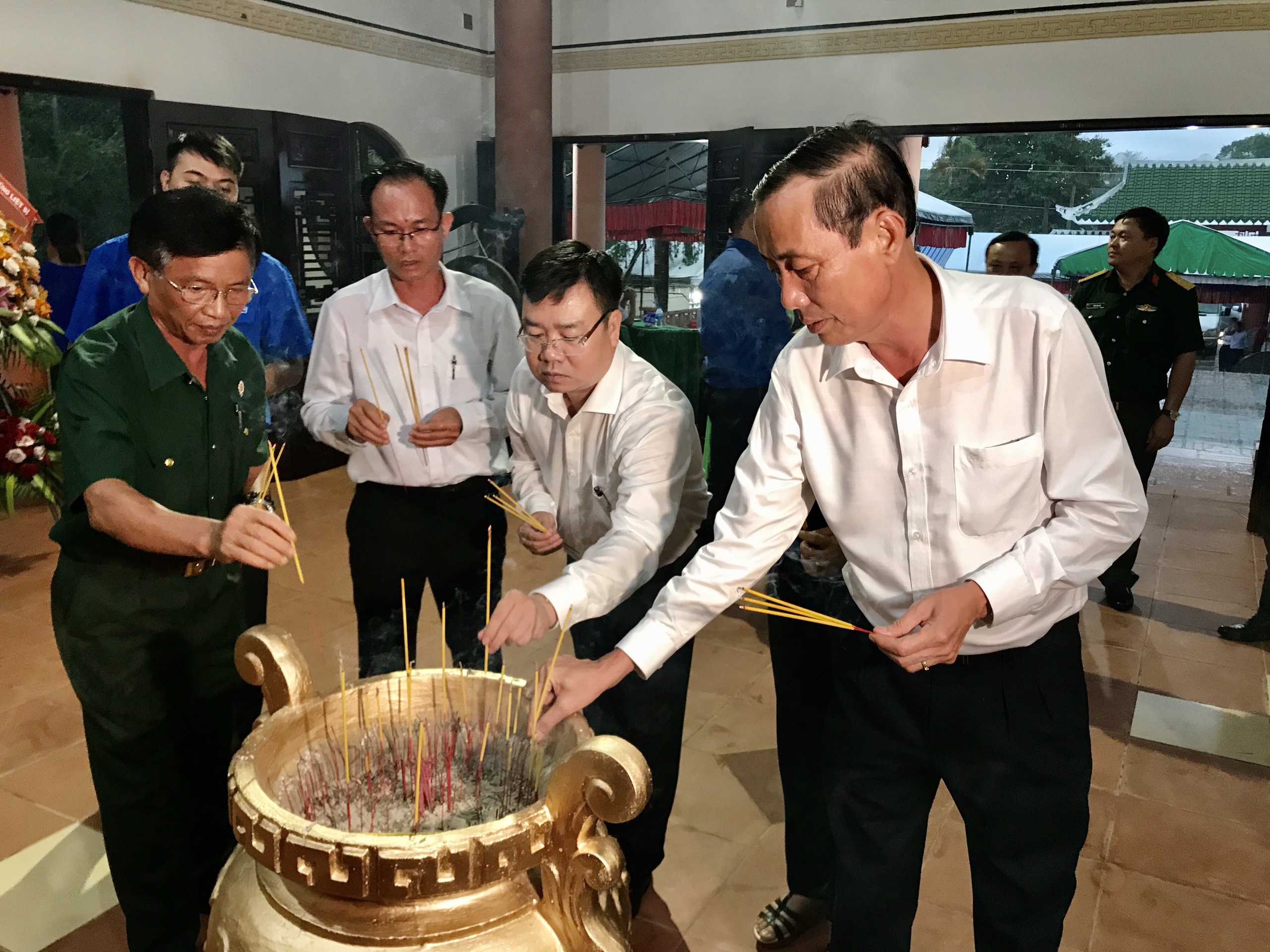 Đoàn do ông Nguyễn Văn Đồng (thứ 2 từ phải qua), Ủy viên Ban Thường vụ Tỉnh ủy, Trưởng Ban dân vận Tỉnh ủy là Trưởng đoàn thắp hương viếng Đền thờ liệt sĩ phường Hắc Dịch (TX. Phú Mỹ).