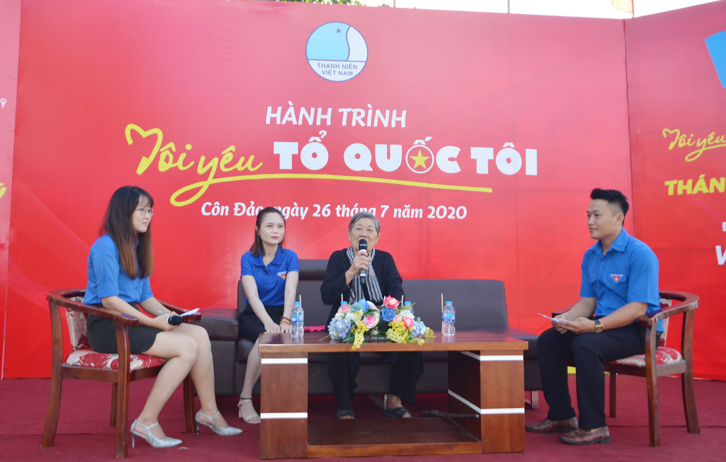 Các chiến sĩ Tiểu đoàn Bộ binh 2 (huyện Côn Đảo) biểu diễn ca khúc “Trái tim người chiến sĩ”.