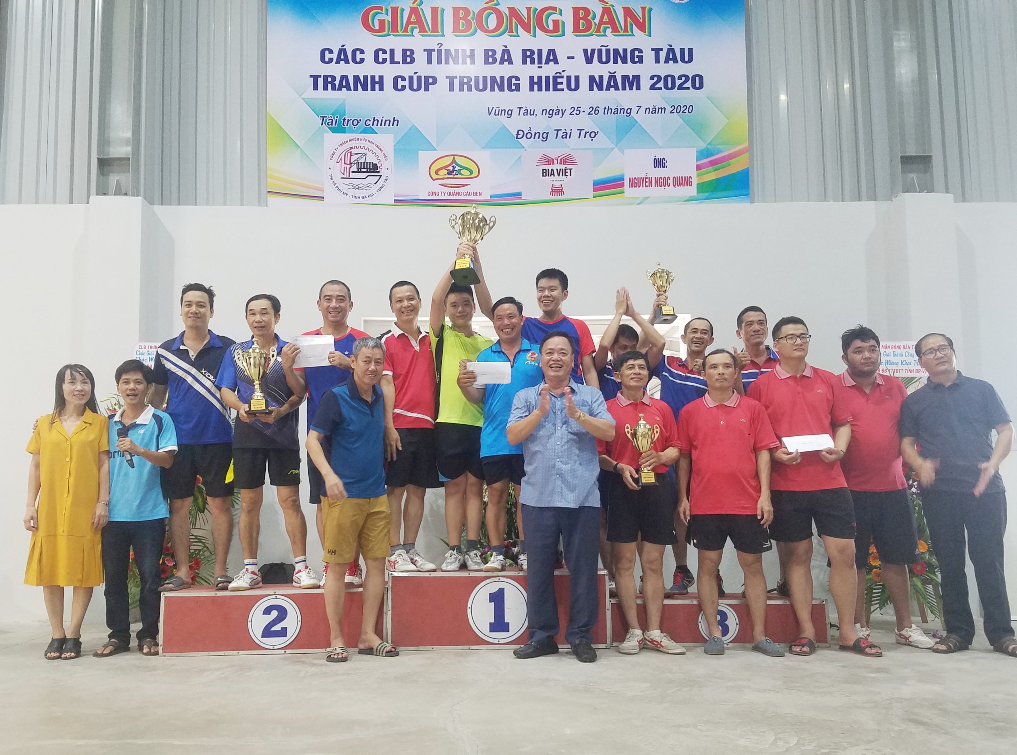 Ban tổ chức trao giải cho các CLB đoạt giải.
