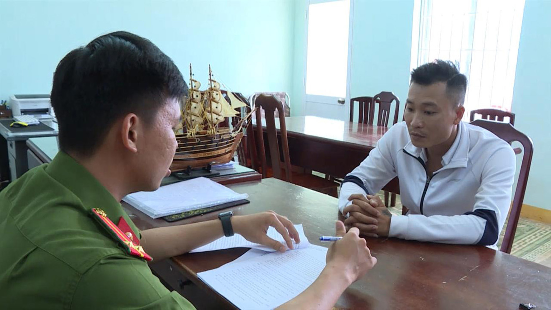 Cán bộ Cơ quan Công an TP.Vũng Tàu làm việc với đối tượng Lưu Thắng.
